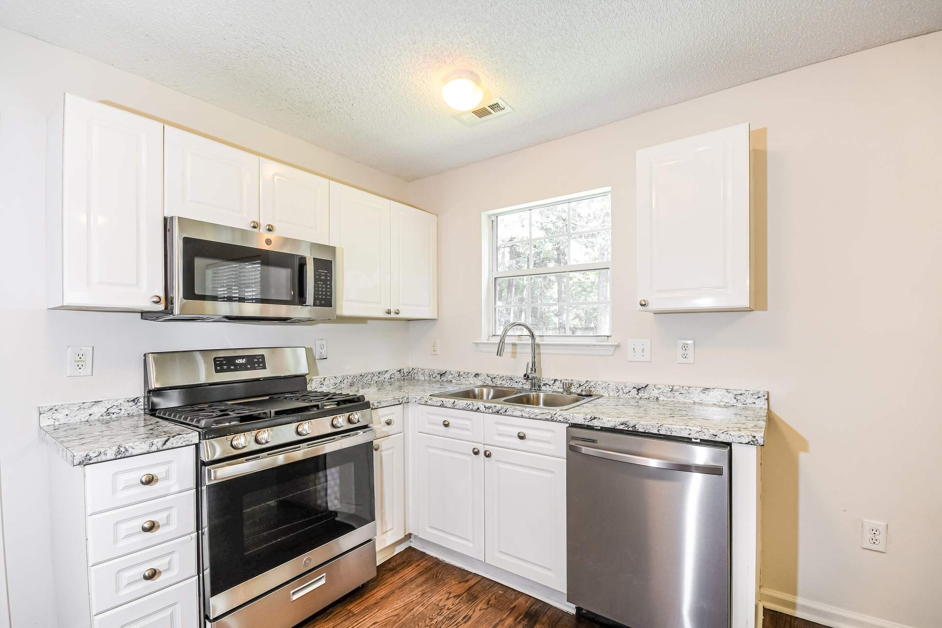 Photo 2 of 21 of 8612 Coppergrove Dr, North Charleston, SC