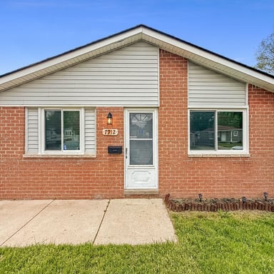 Property photo 1 of 7912 Pine St