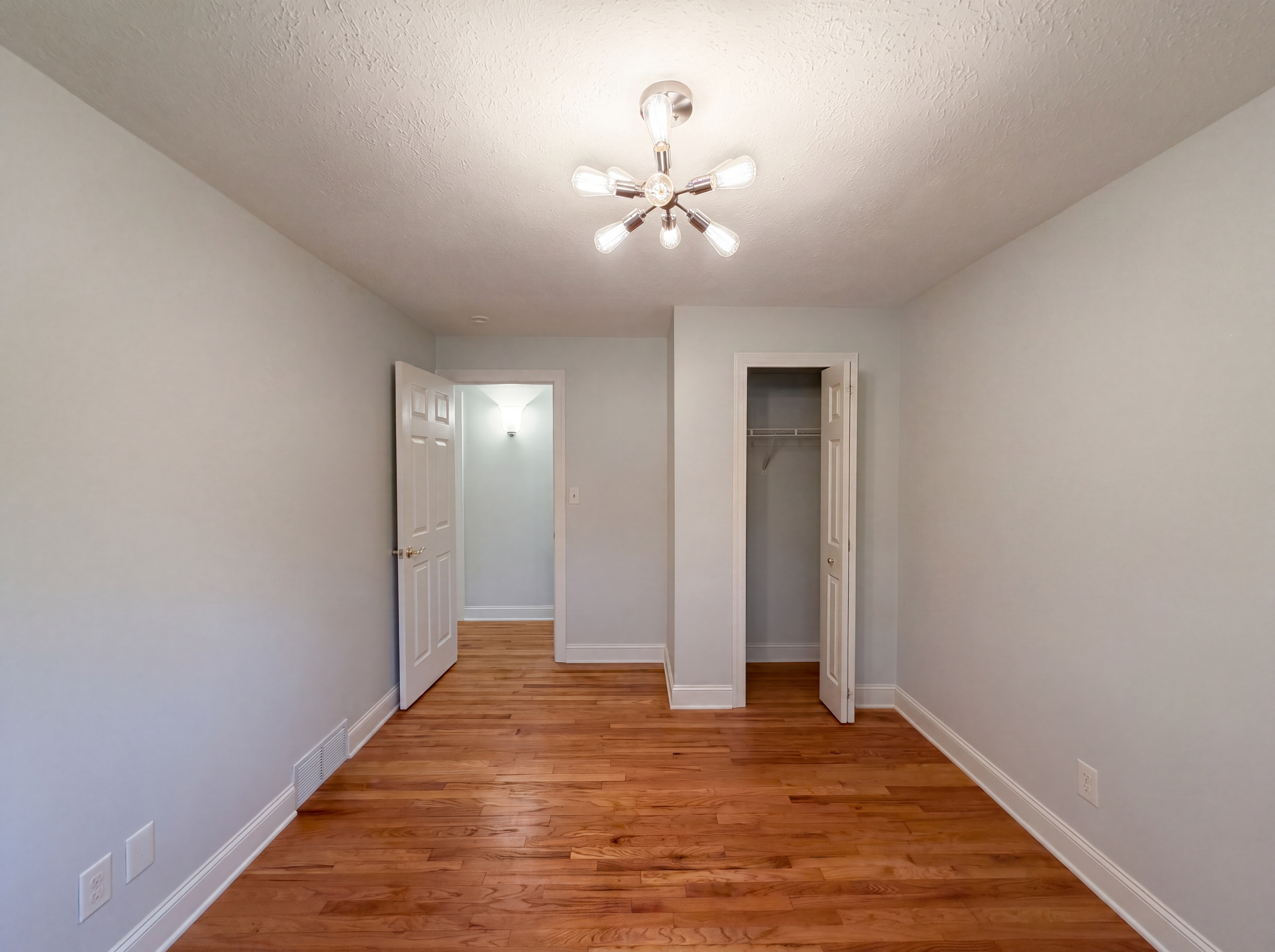 Photo 4 of 22 of 10845 Gregory Ln, North Royalton, OH