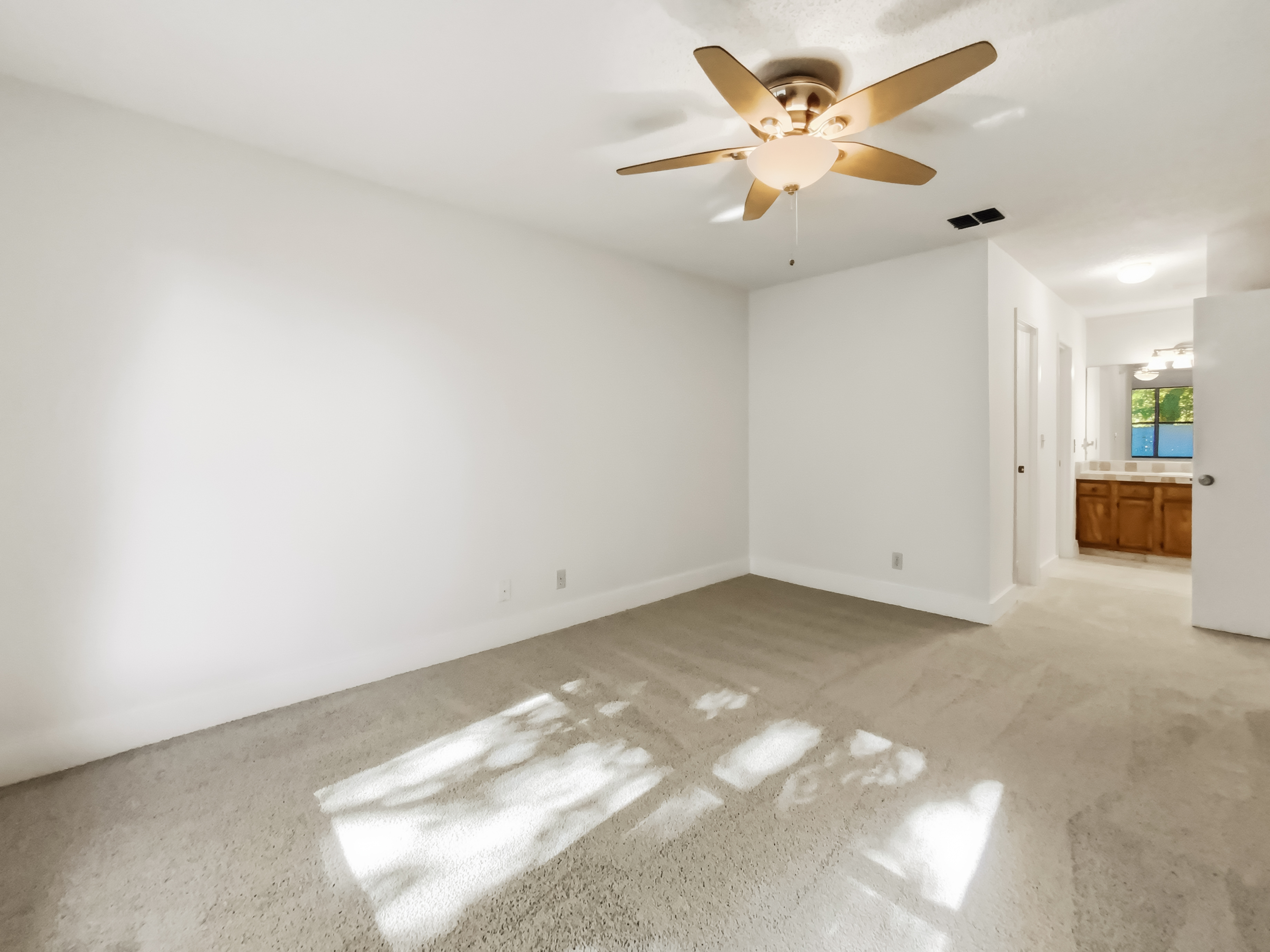 Photo 12 of 22 of 2440 Deloach Ln, Jacksonville, FL