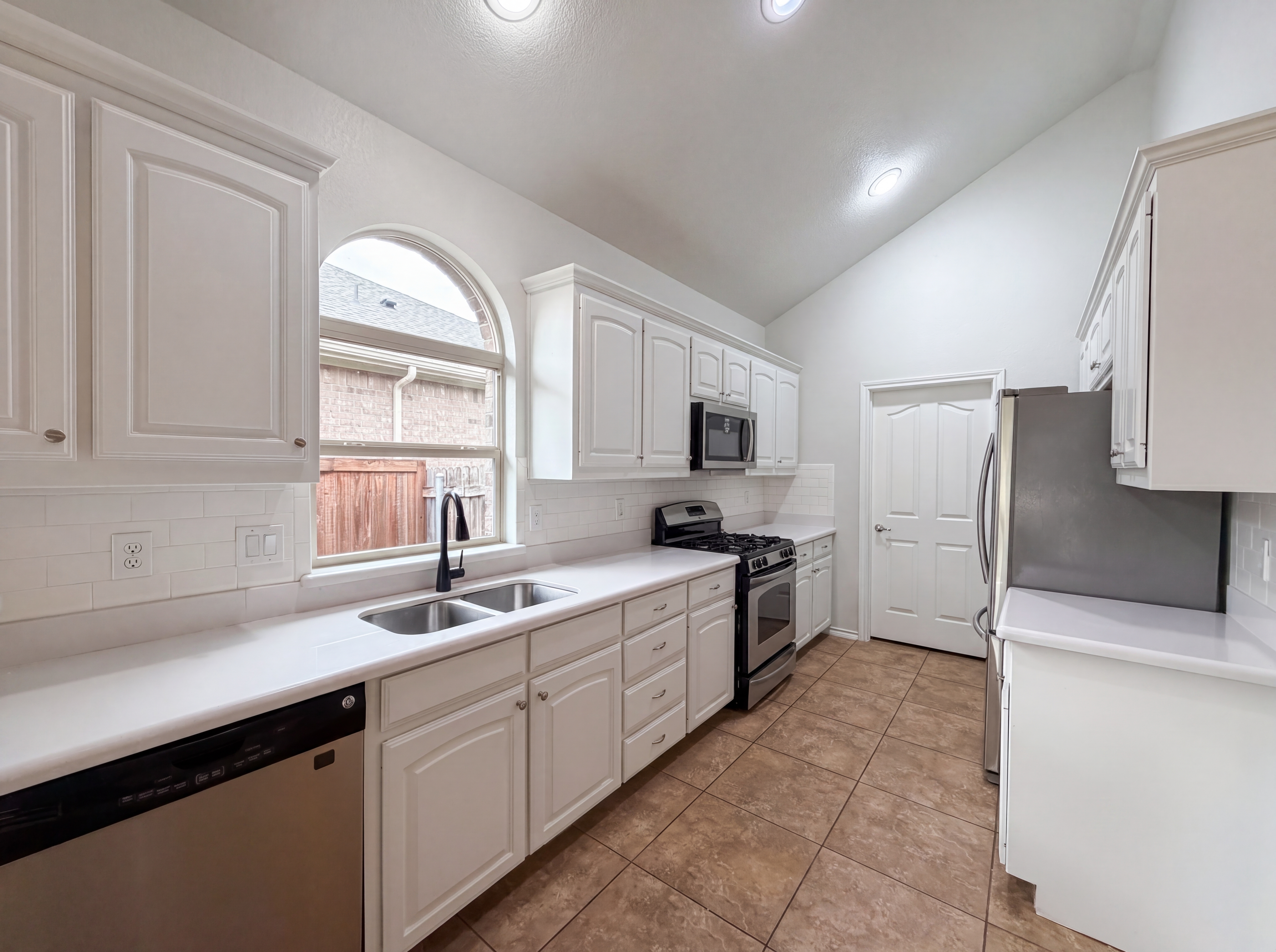 Photo 11 of 26 of 12817 Breckenridge Ct, Fort Worth, TX