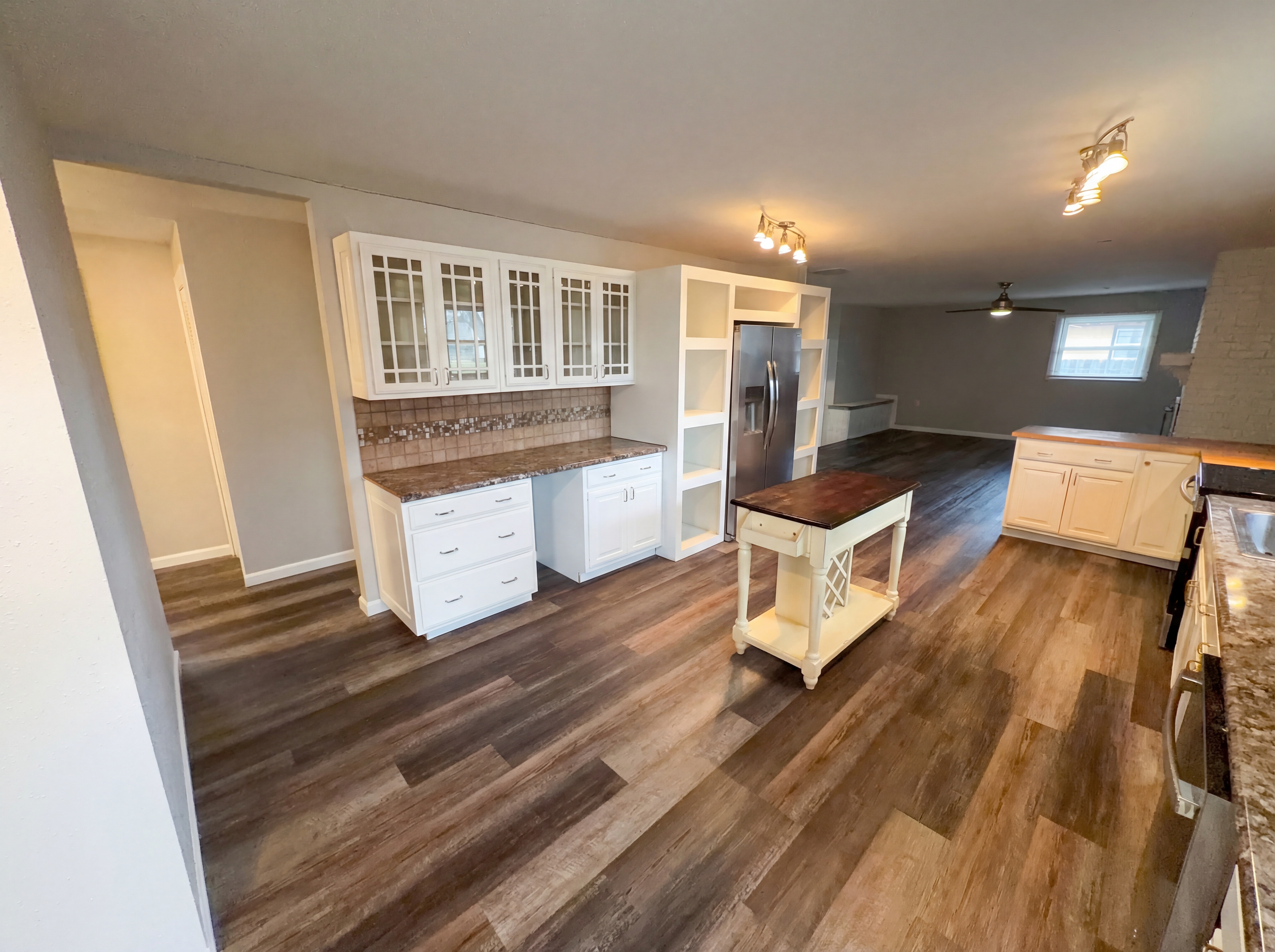 Photo 7 of 21 of 2122 Danbury Dr, Indianapolis, IN