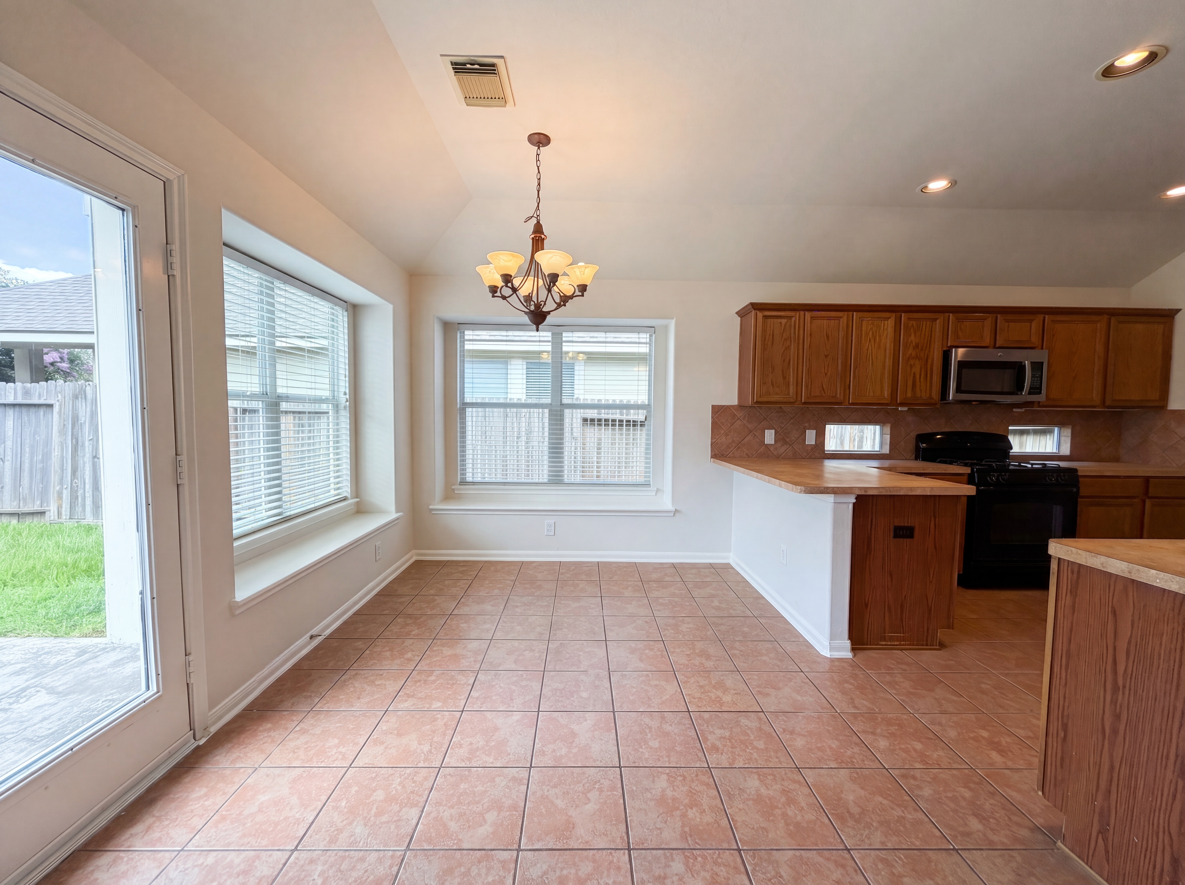 Photo 6 of 20 of 6843 Tammany Manor Ln, Spring, TX