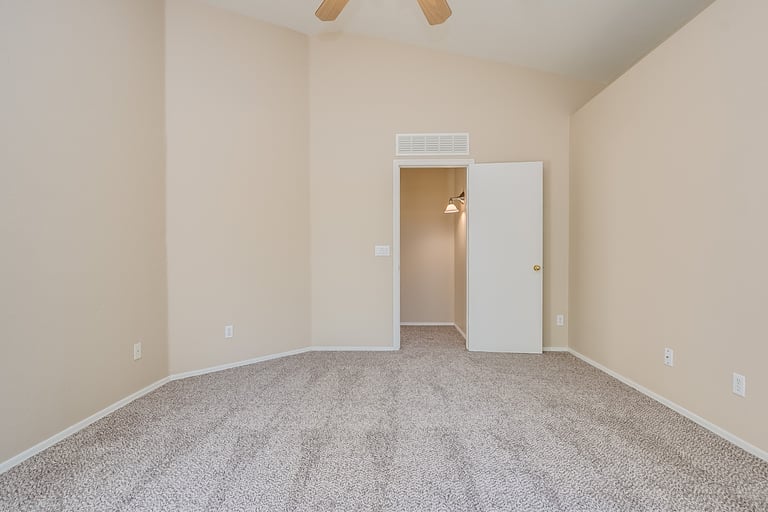 Photo 5 of 29 - 8130 W Whyman Ave, Phoenix, AZ 85043