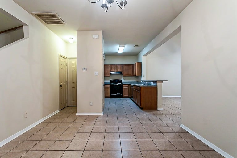 Photo 10 of 21 - 6321 Benavides Dr, Dallas, TX 75217