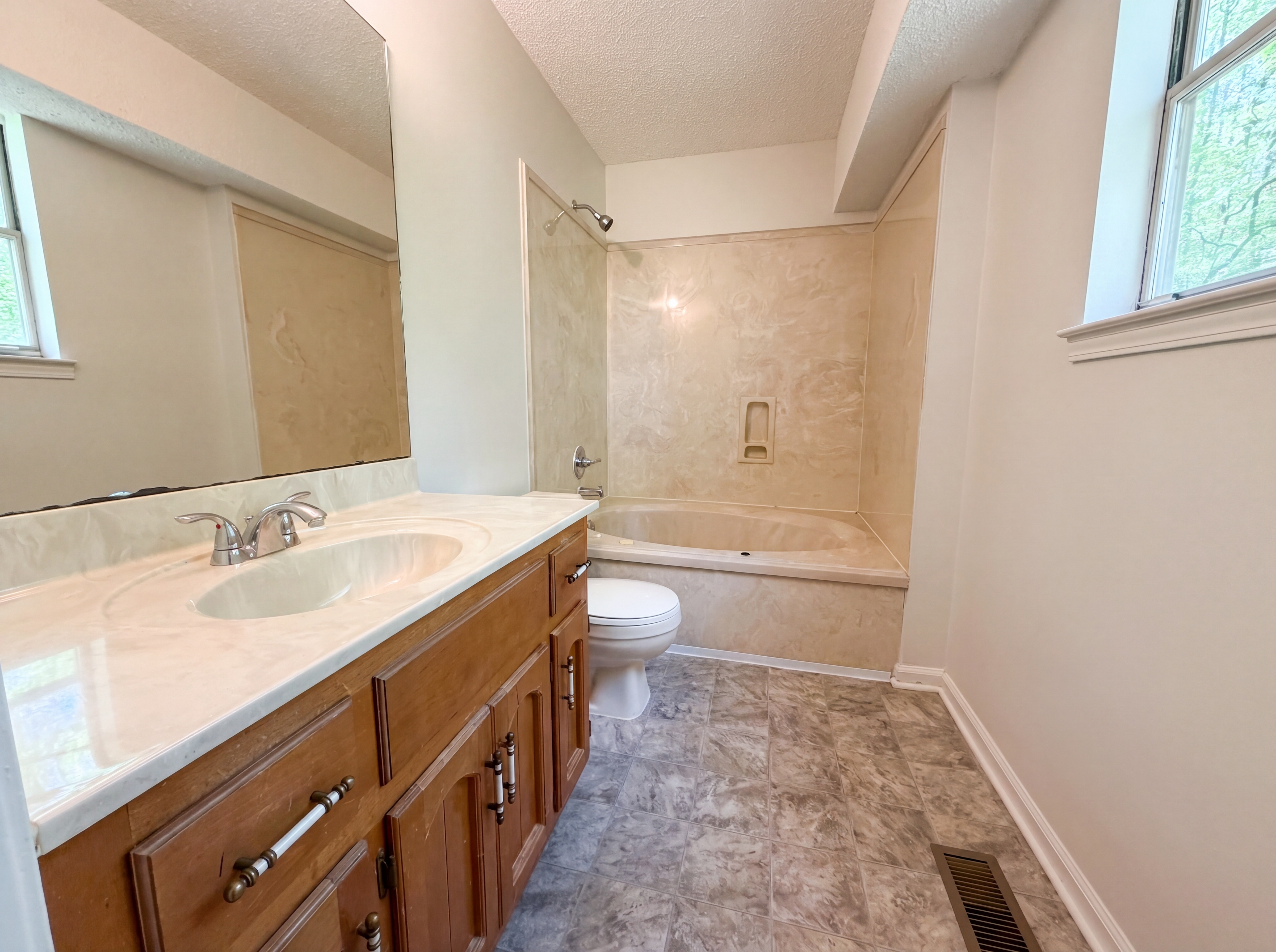 Photo 6 of 20 of 5816 Janet Dr, Trussville, AL