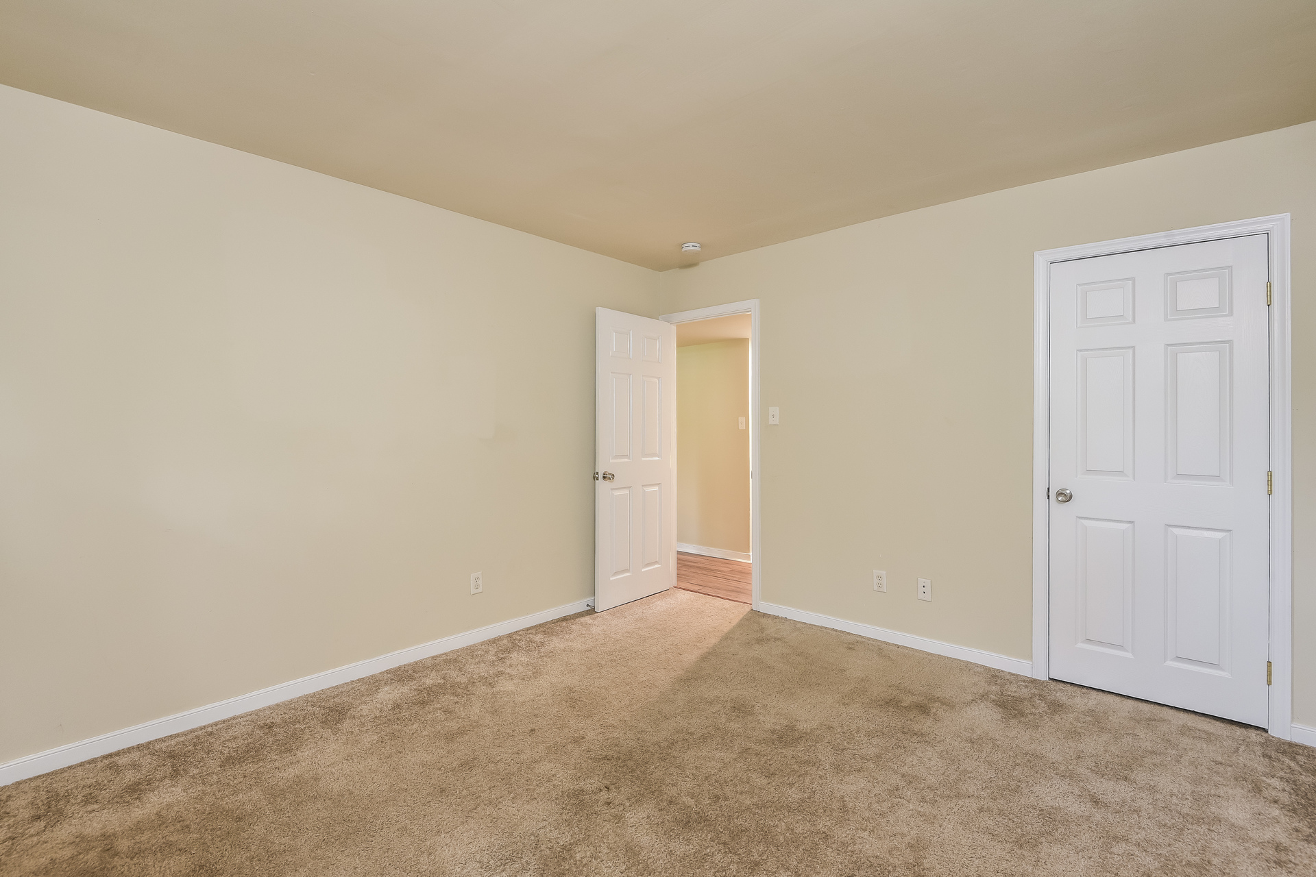 Photo 14 of 22 of 9304 Farmington Dr, Henrico, VA