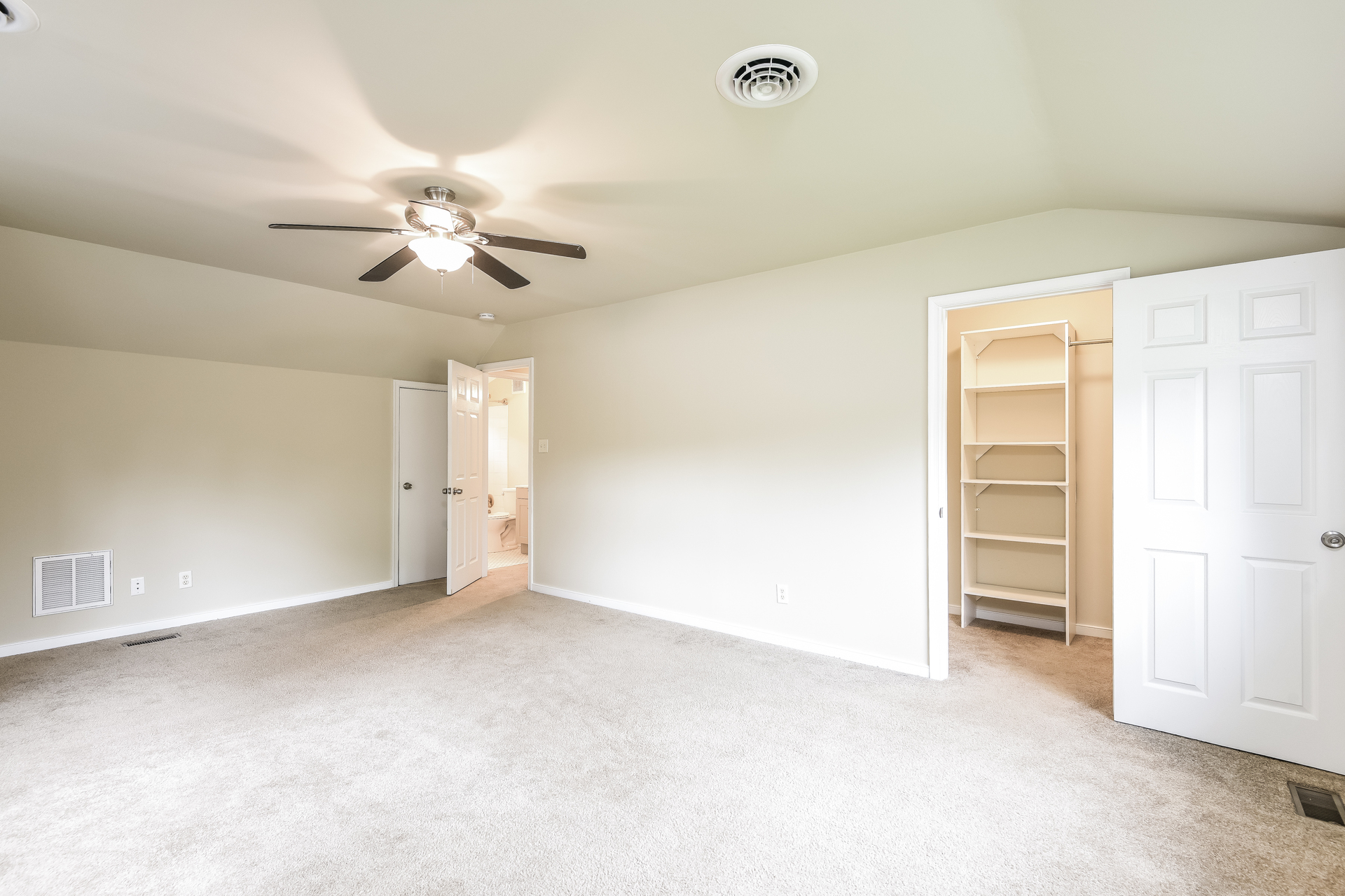 Photo 18 of 22 of 9304 Farmington Dr, Henrico, VA