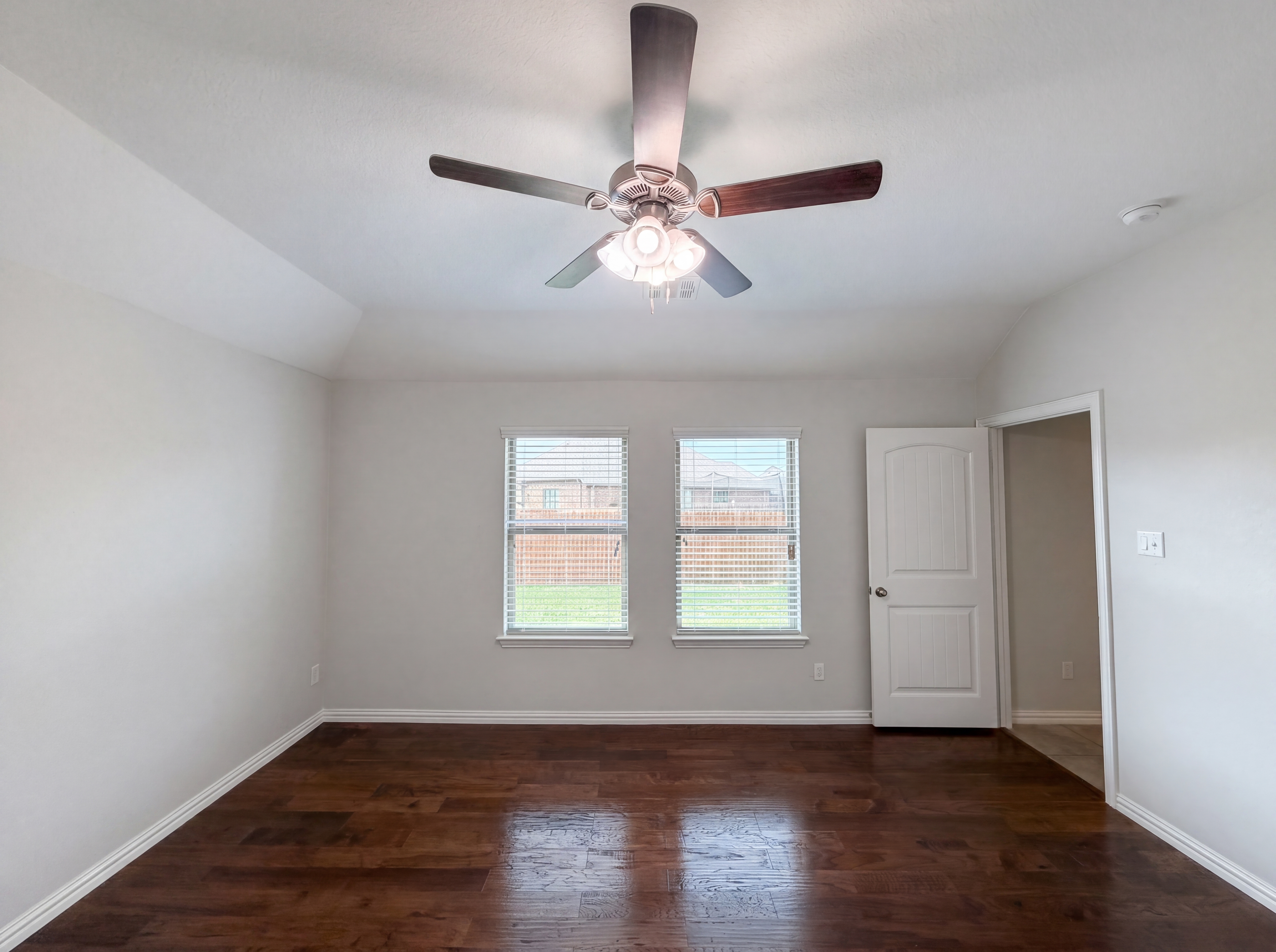 Photo 17 of 20 of 709 Ravenwood Dr, Saginaw, TX