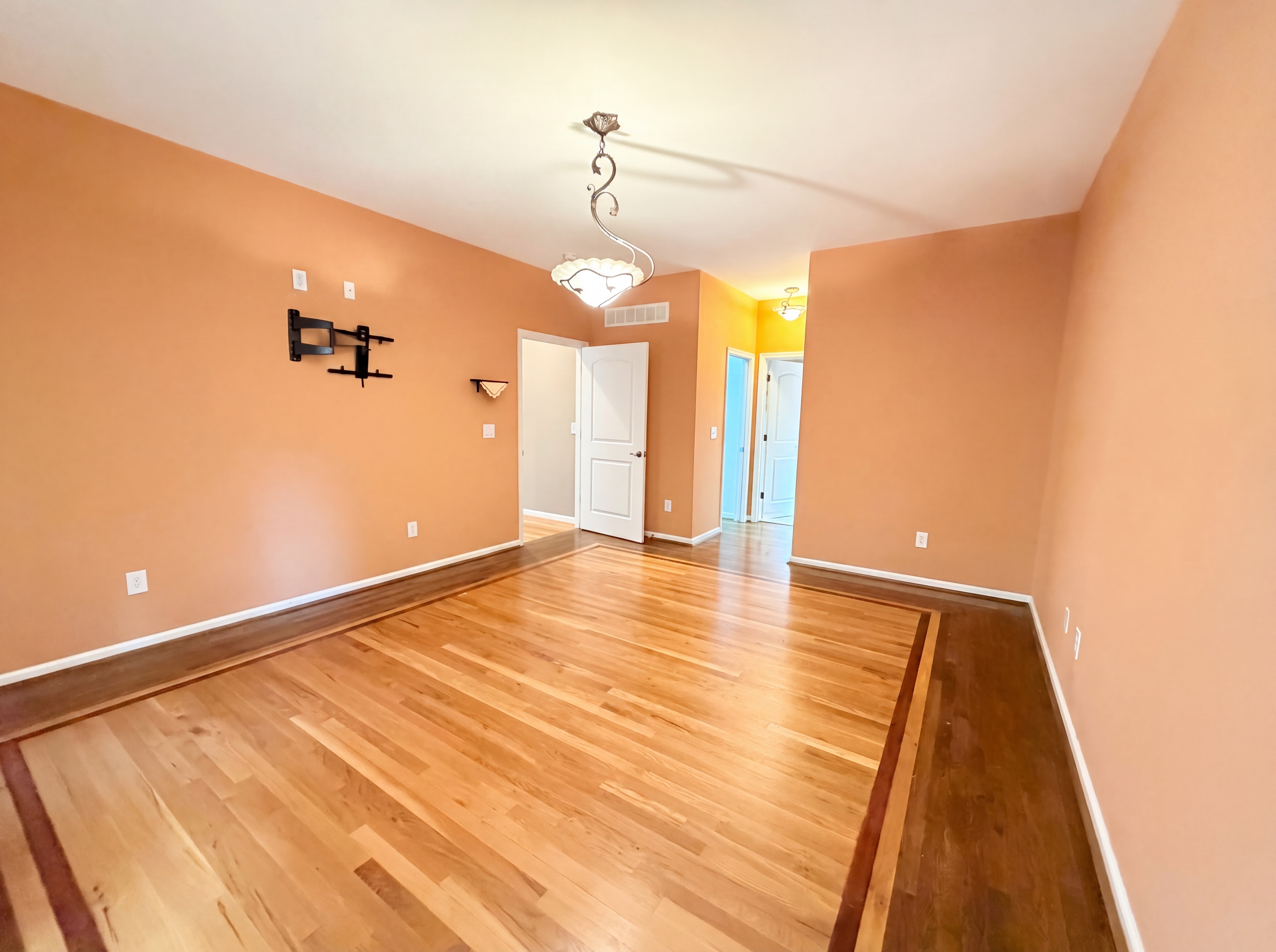 Photo 4 of 29 of 8016 Stonegate Dr, Cincinnati, OH