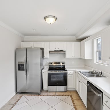 Property photo 2 of 9445 Sleepy Hollow Ln