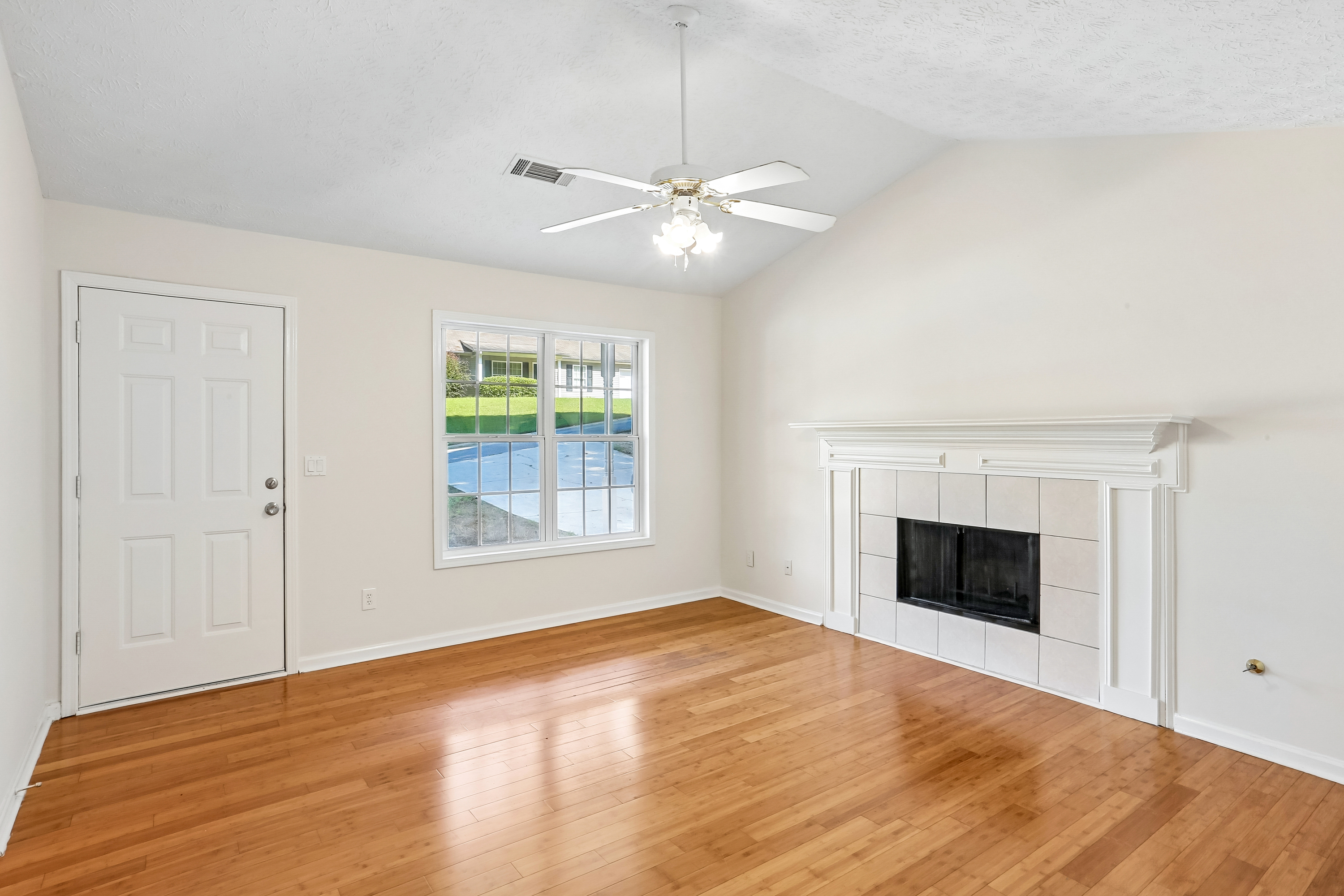 Photo 12 of 47 of 5511 Pond Mill Ct, Flowery Branch, GA