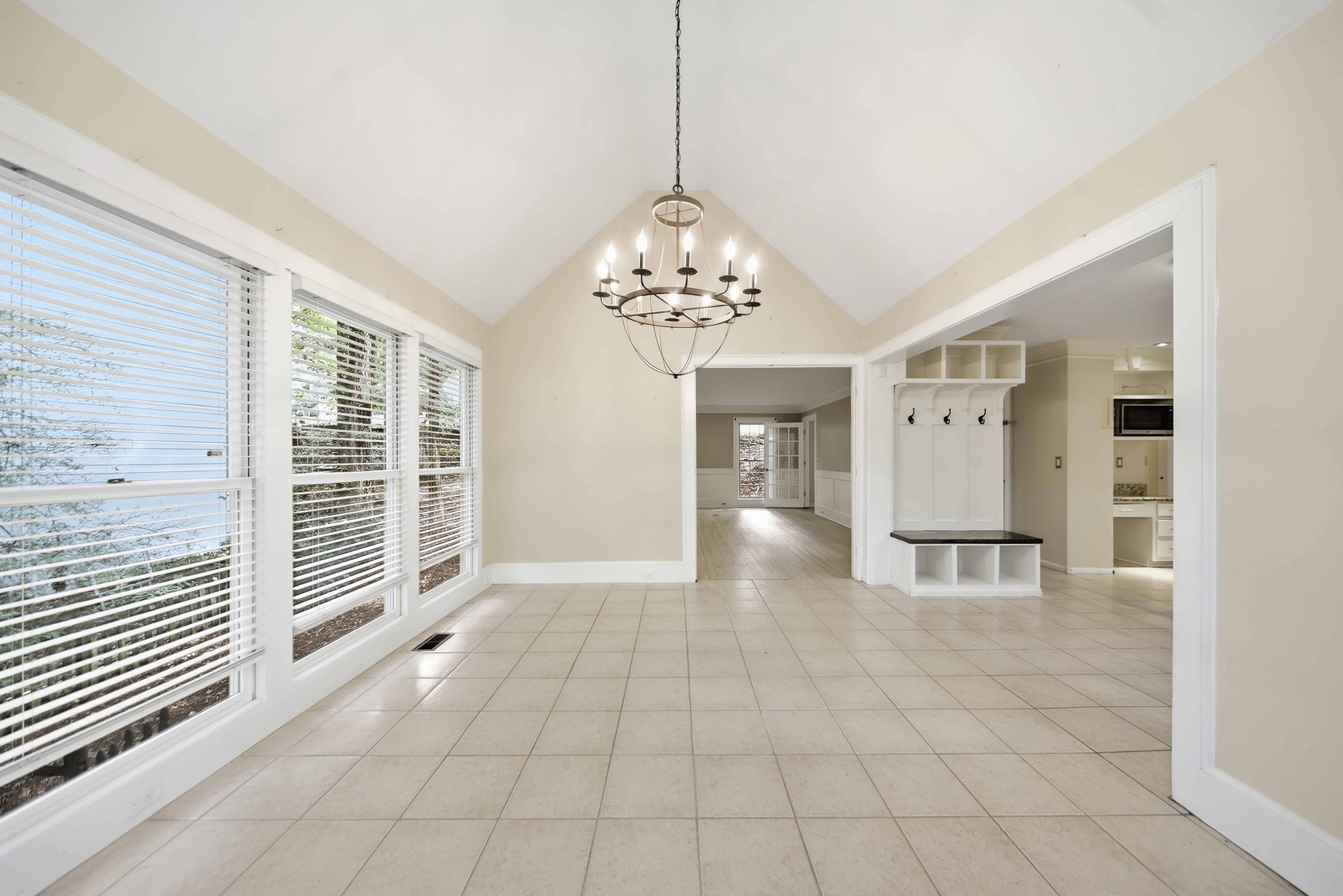 Photo 3 of 40 of 4003 Oakview Ct, Alpharetta, GA