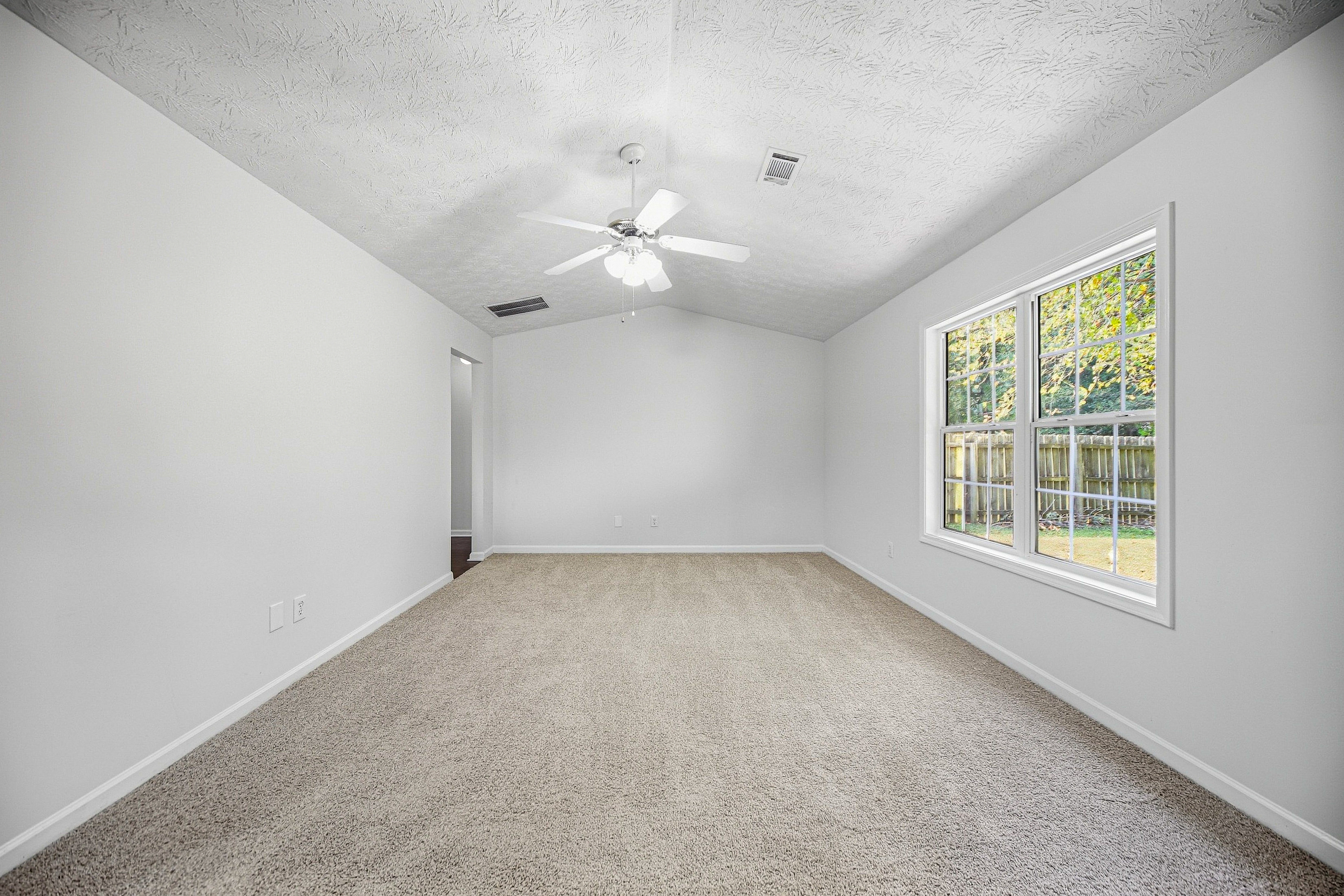 Photo 4 of 31 of 330 Dreamland Ct, Winder, GA