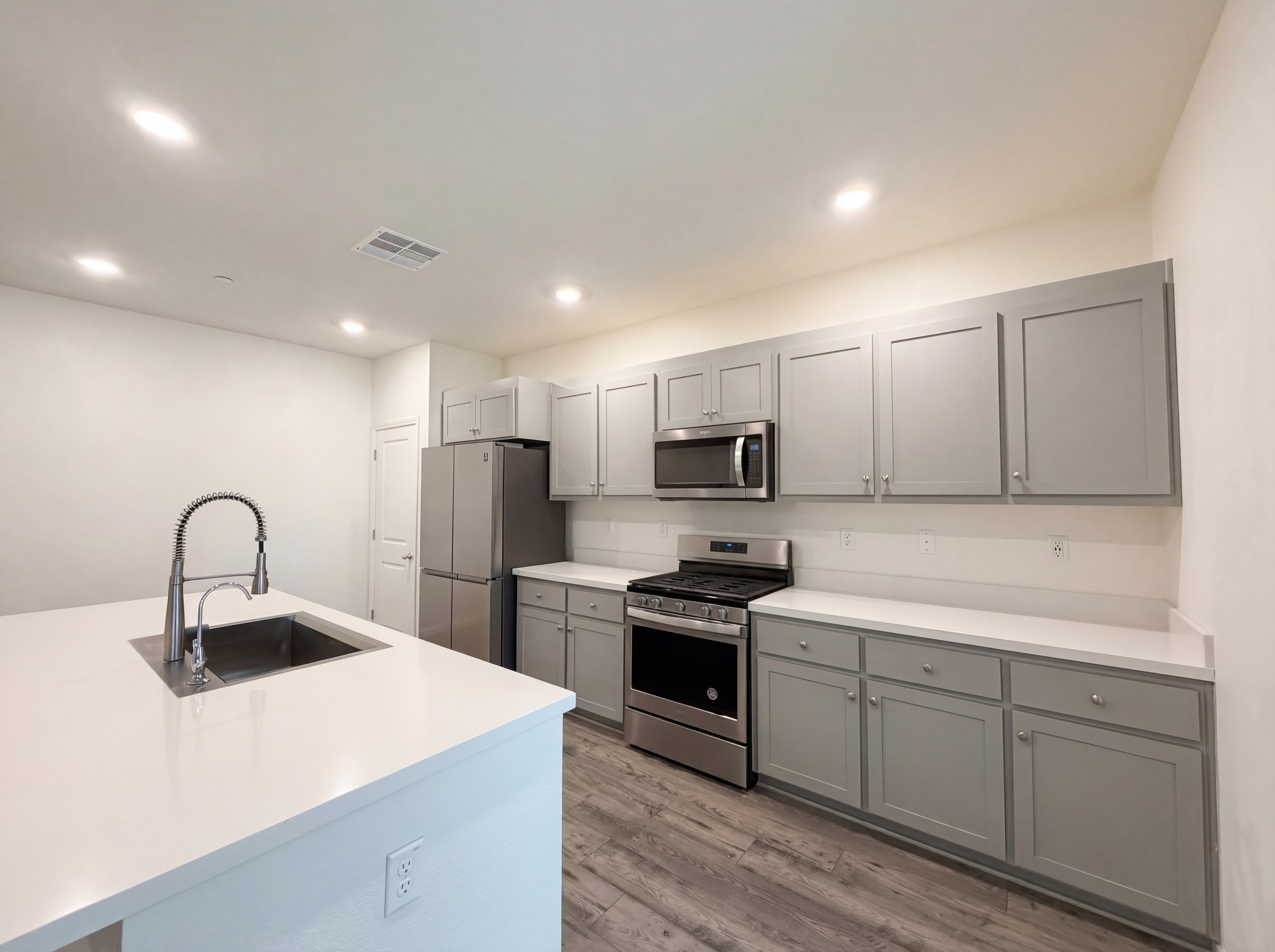 Photo 18 of 31 of 15385 Trolley St, Lathrop, CA