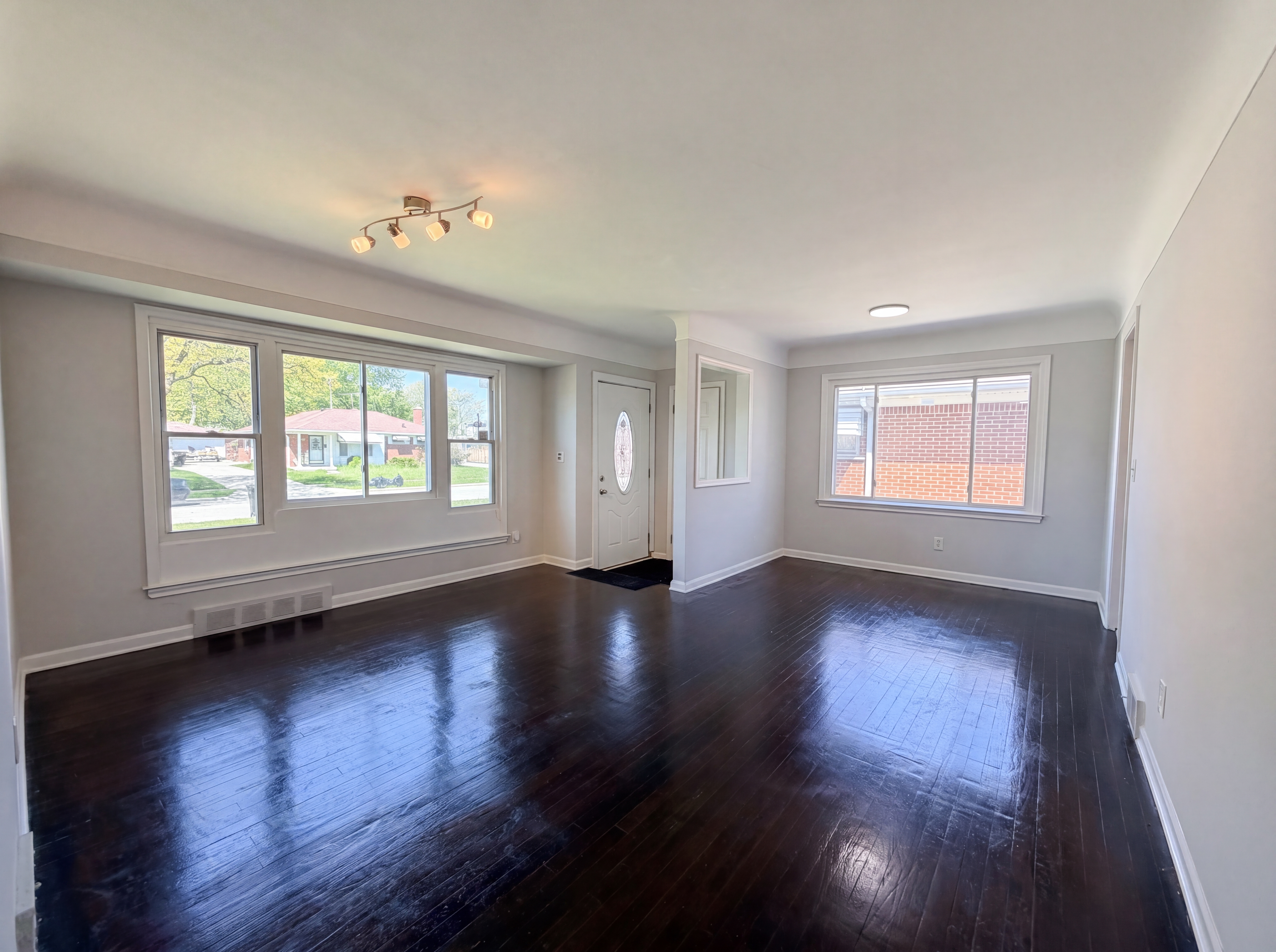 Photo 3 of 18 of 28832 Kaufman St, Roseville, MI