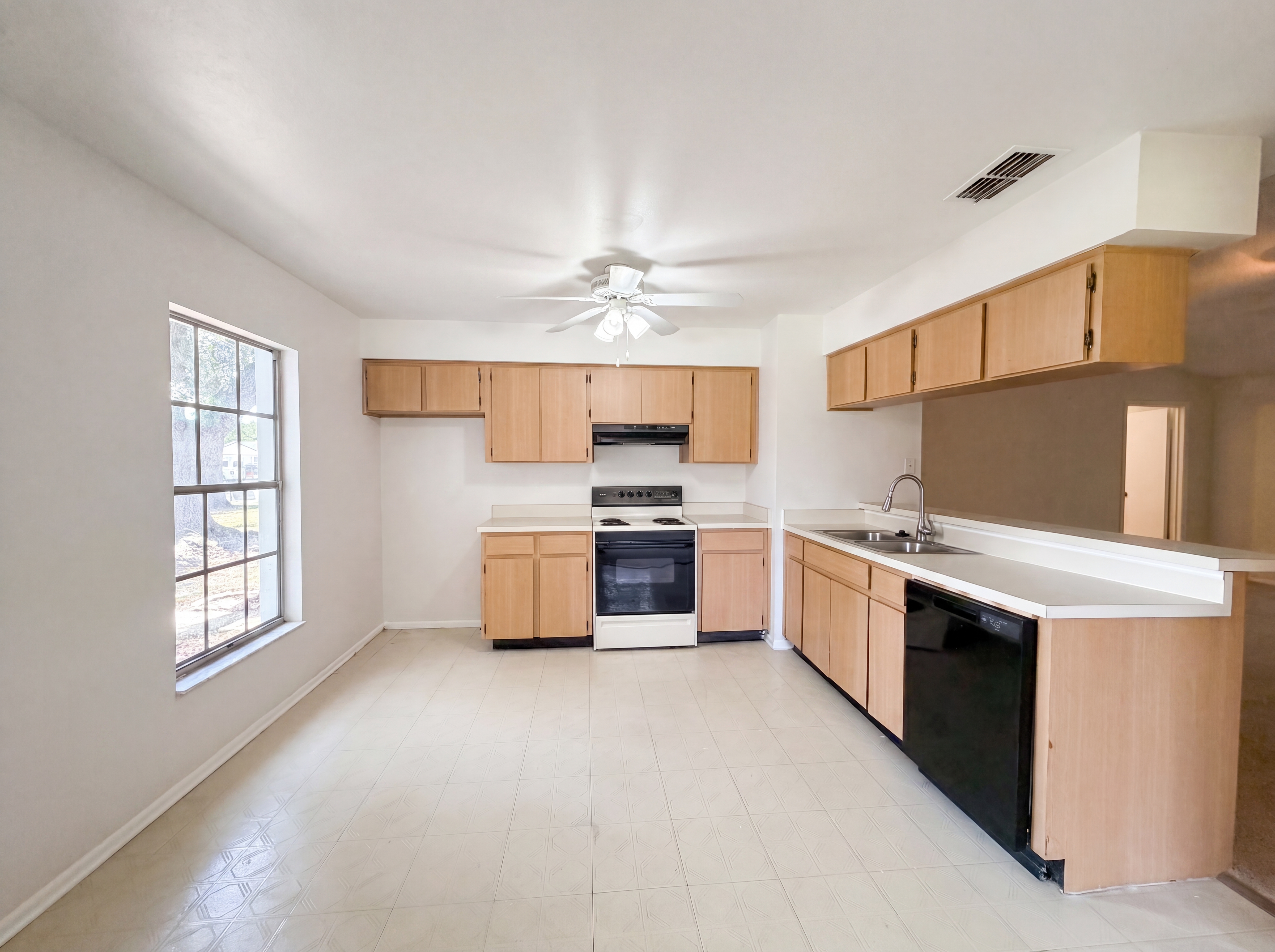 Photo 2 of 27 of 5720 Kneeland Ln, Tampa, FL