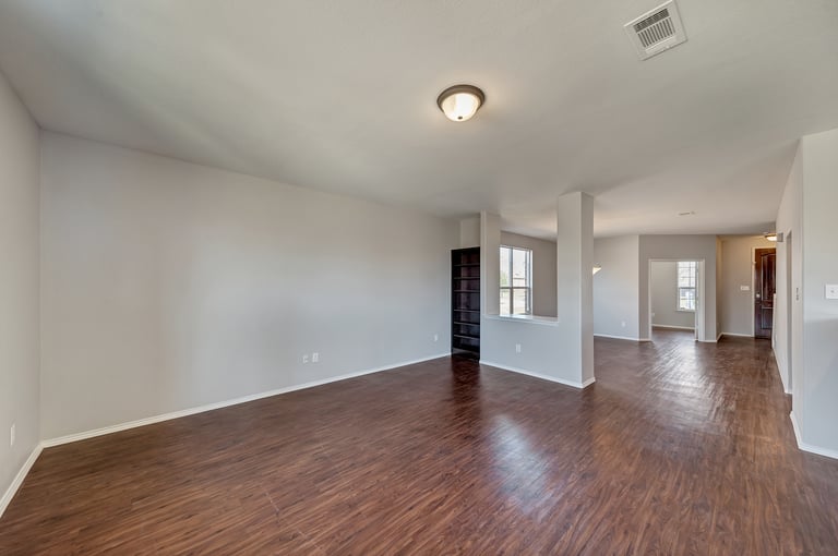 Photo 10 of 37 - 941 John Kennedy Dr, Saginaw, TX 76179