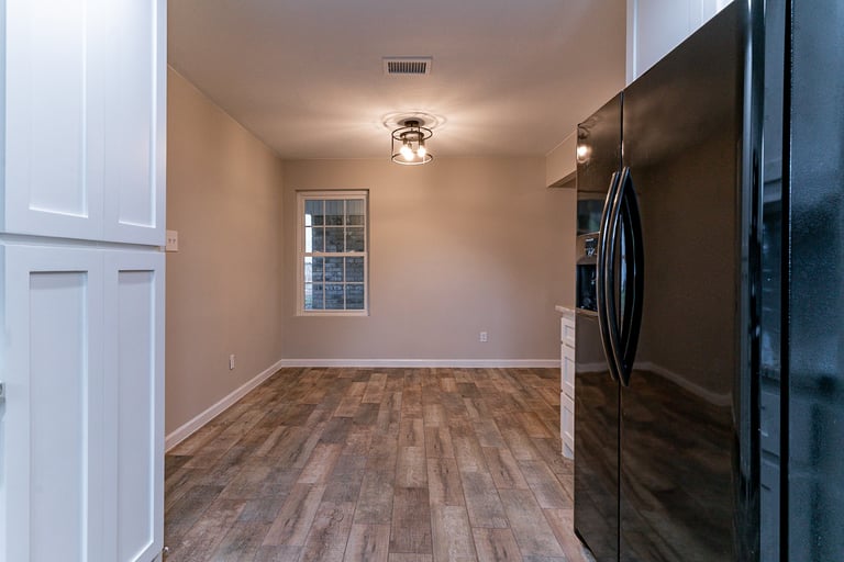 Photo 8 of 21 - 700 NW Barbara Ln, Burleson, TX 76028