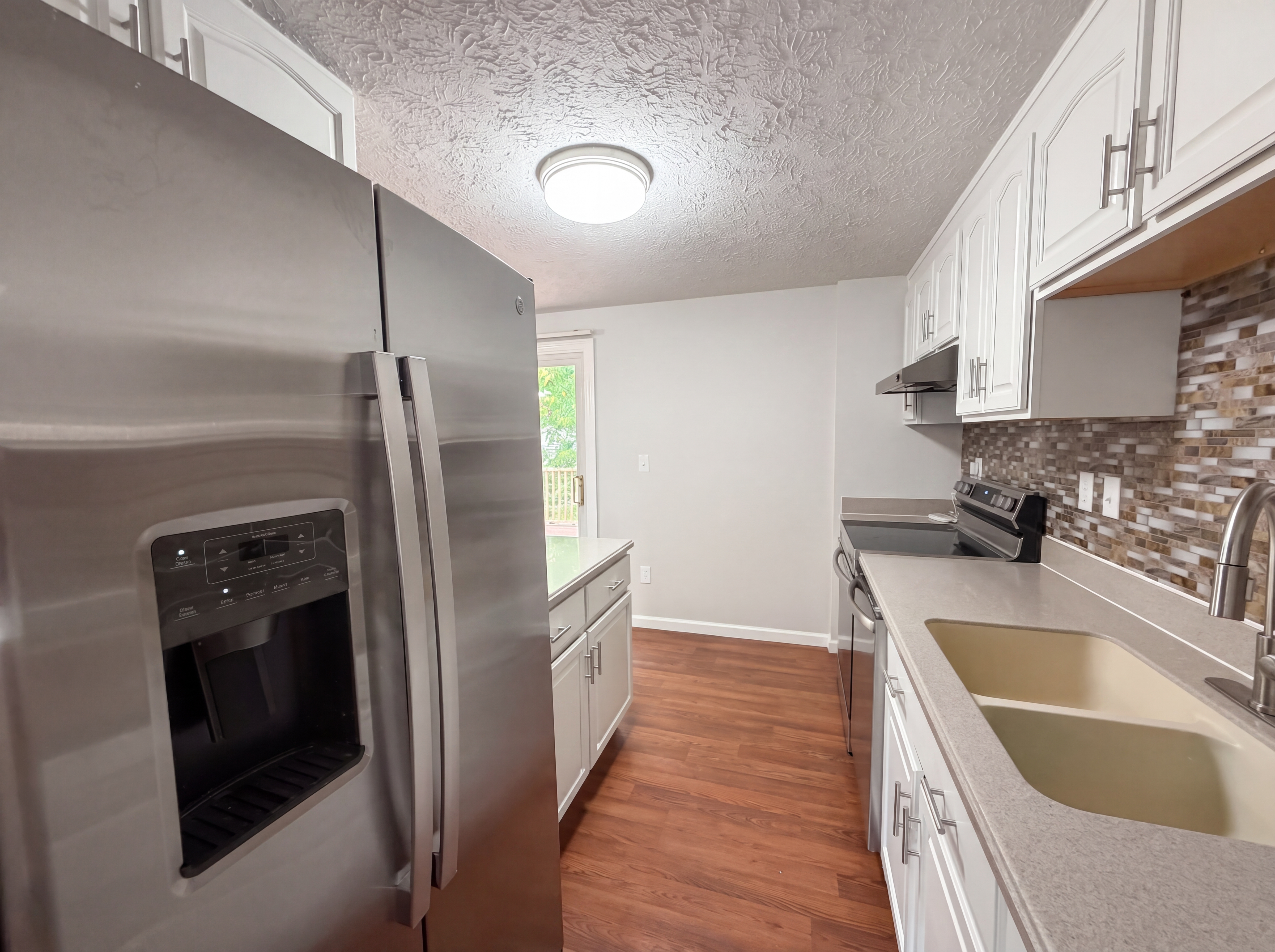 Photo 7 of 18 of 918 Bremerton Dr, Indianapolis, IN