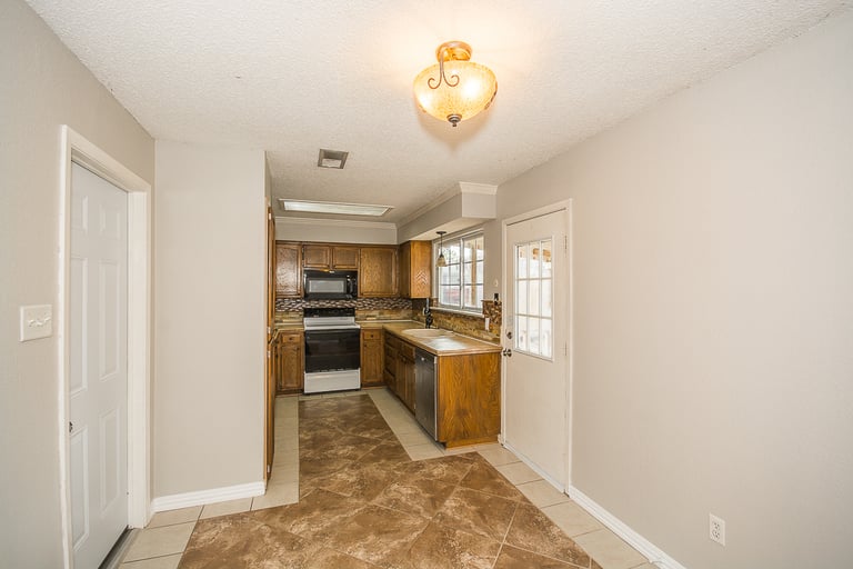 Photo 7 of 21 - 5804 Willow Branch Dr, Arlington, TX 76017