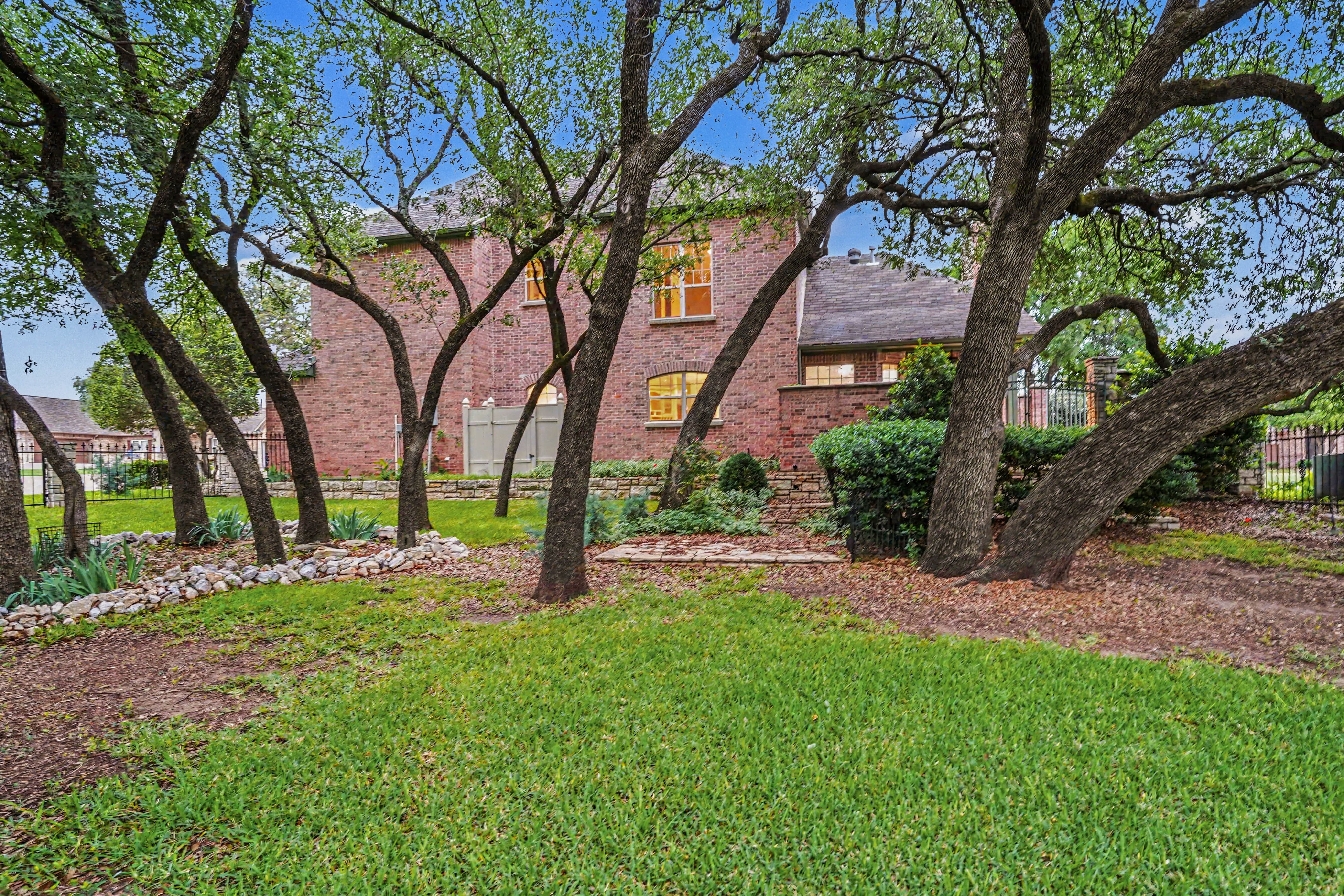 Photo 6 of 38 of 4201 Bluff View Dr, Granbury, TX