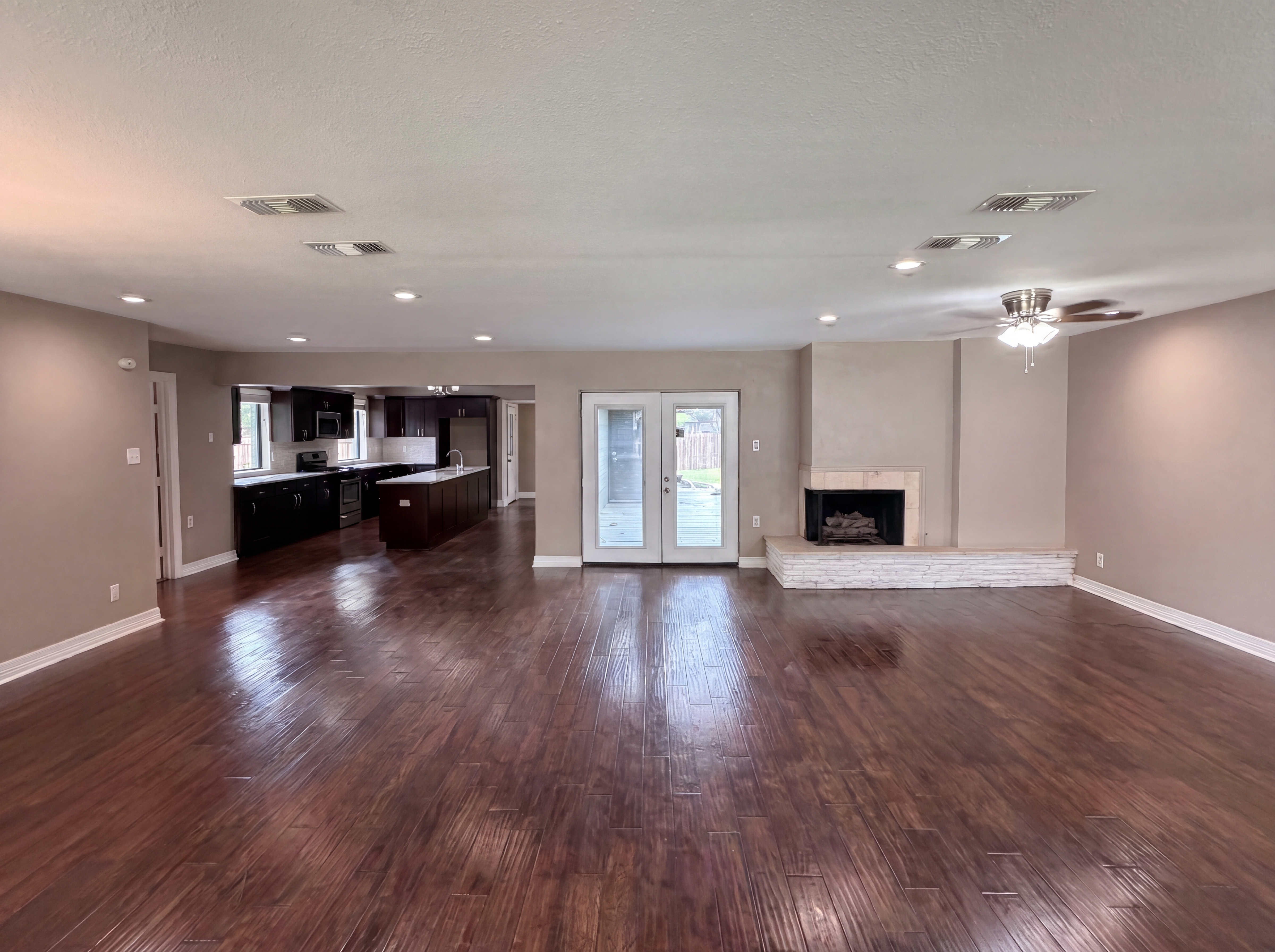 Photo 3 of 16 of 3255 Whitehall Dr, Dallas, TX