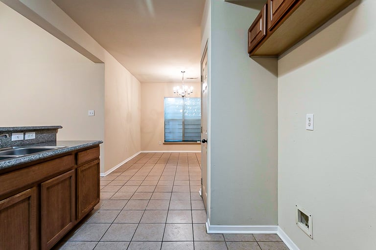 Photo 8 of 21 - 6321 Benavides Dr, Dallas, TX 75217