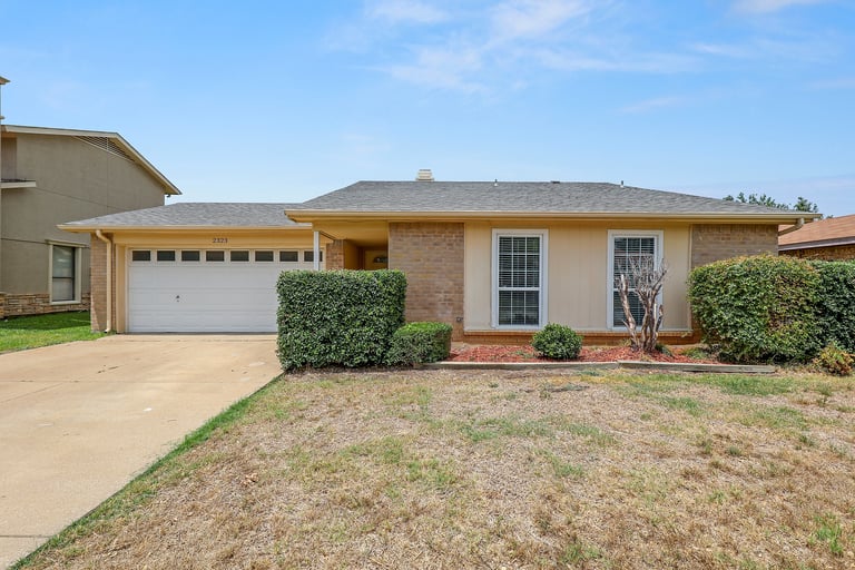 Photo 1 of 24 - 2323 Newbury Dr, Arlington, TX 76014