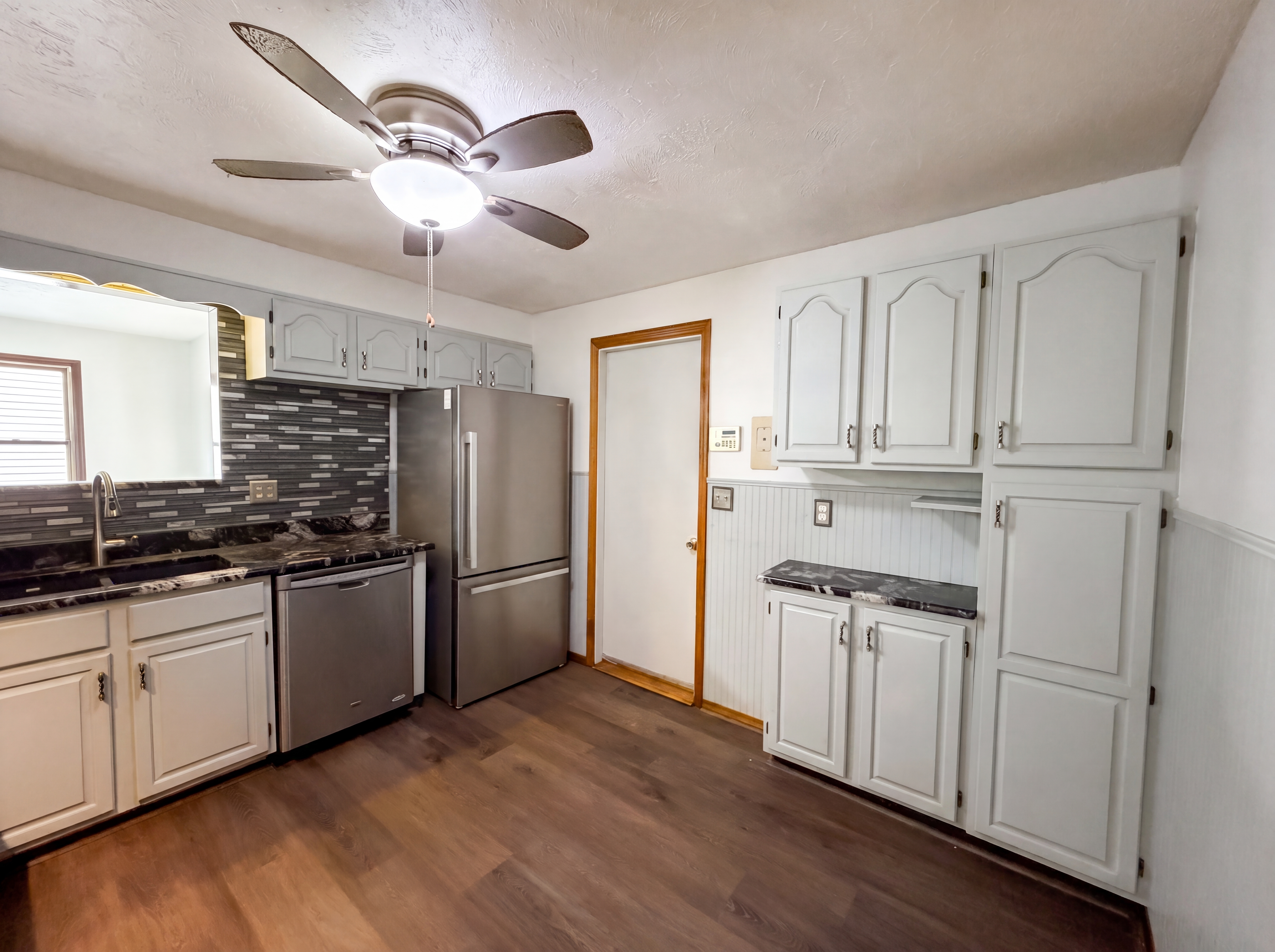 Photo 9 of 25 of 1015 Kingsway Dr, Lorain, OH