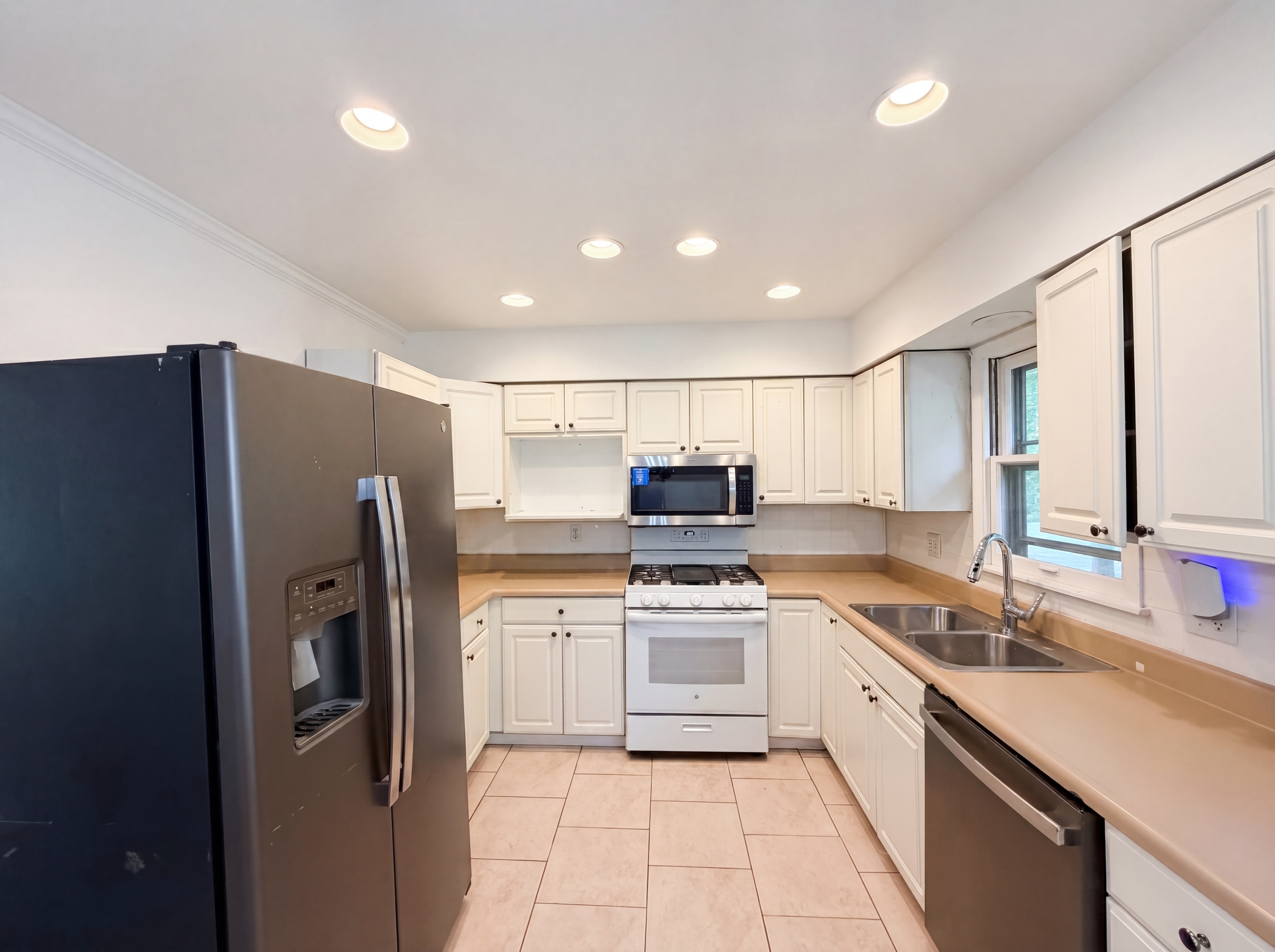 Photo 2 of 18 of 3107 NE 65th Ter, Kansas City, MO