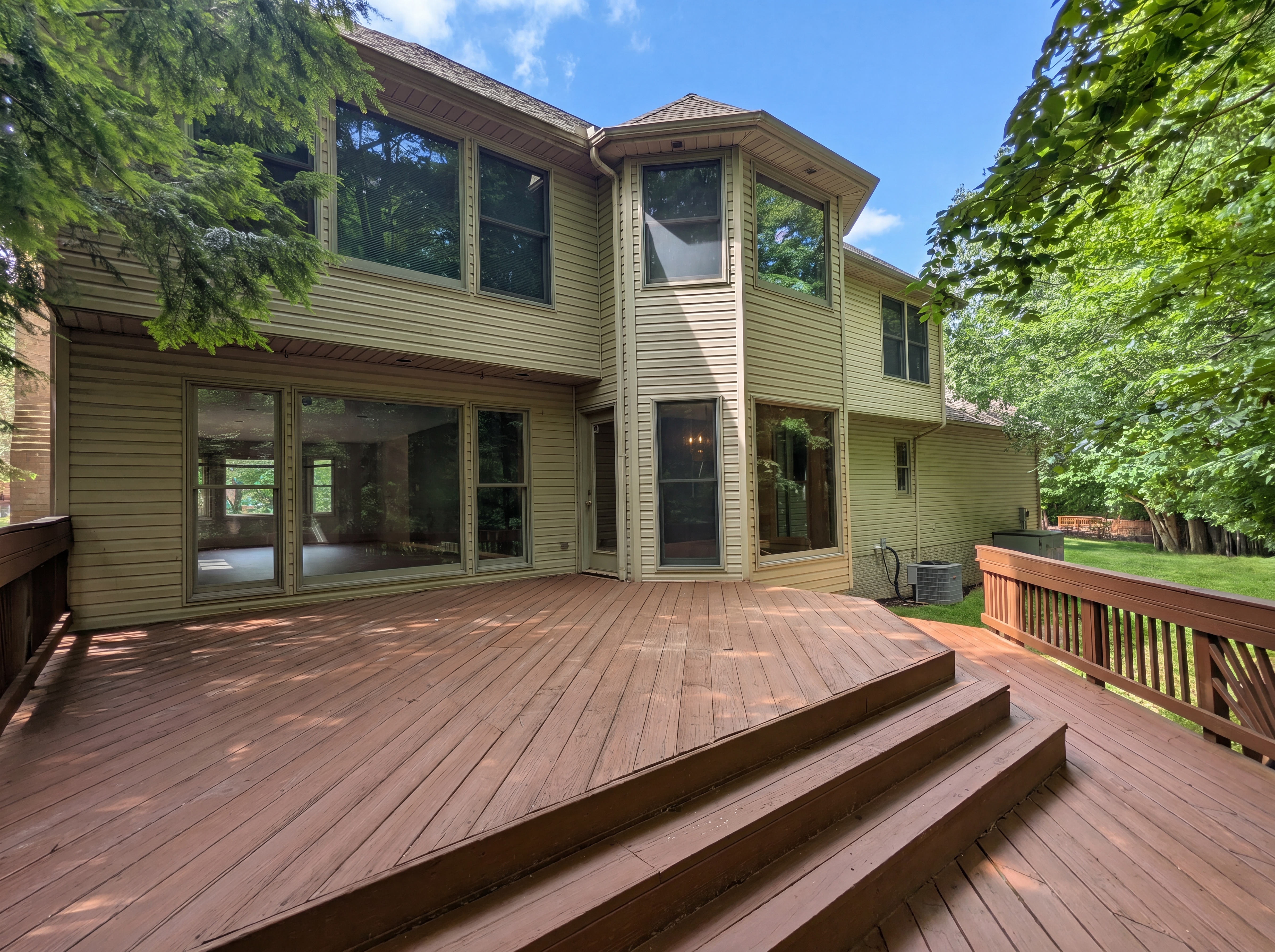 Photo 5 of 33 of 7550 James Dr, North Royalton, OH