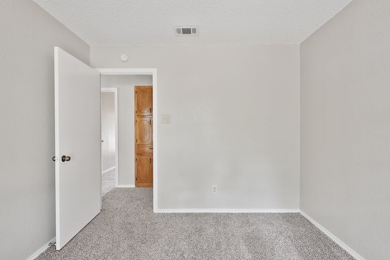 Photo 16 of 25 - 519 Easley St, Fort Worth, TX 76108
