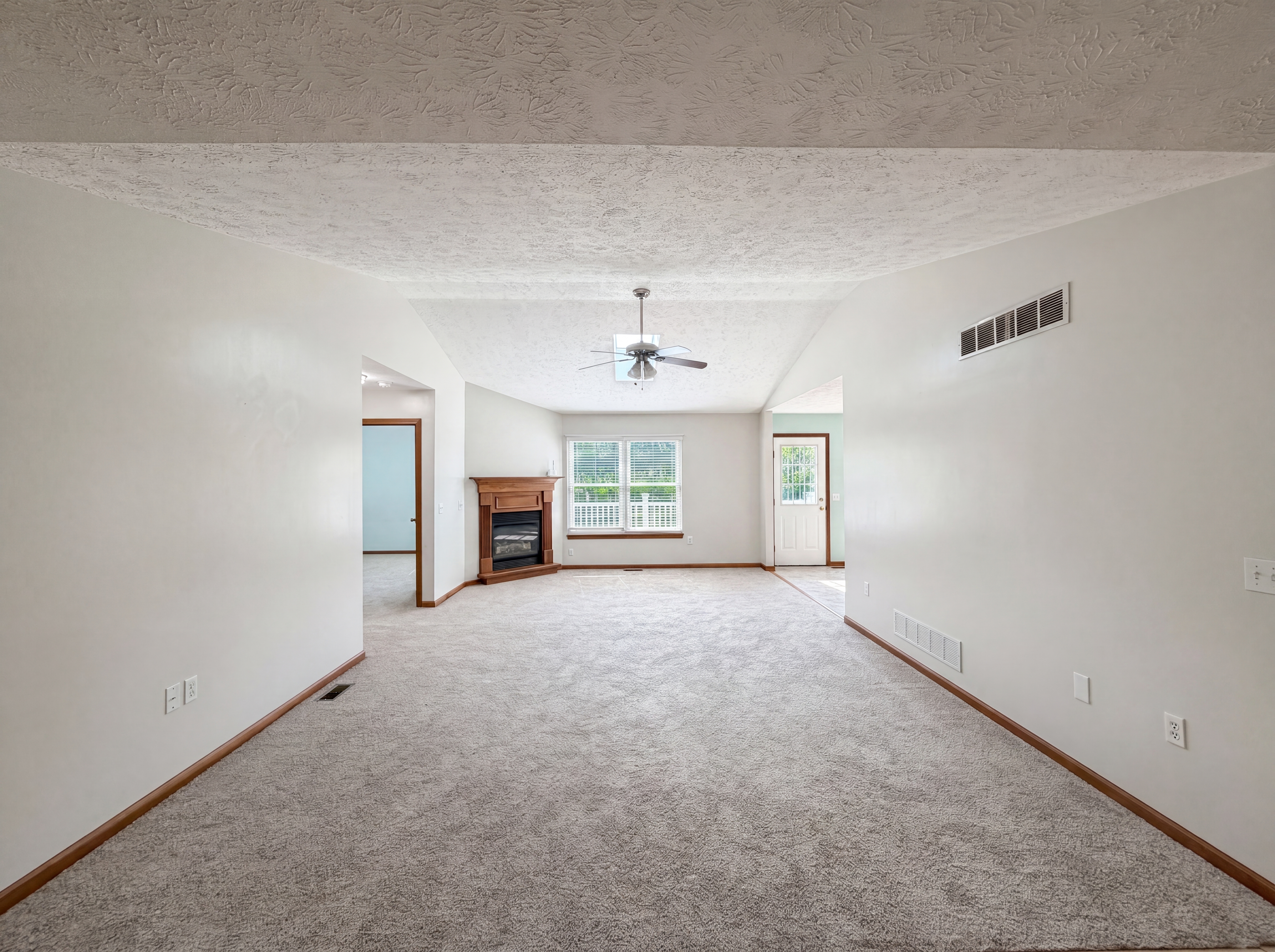 Photo 3 of 24 of 6016 W Breezeway Dr, North Ridgeville, OH