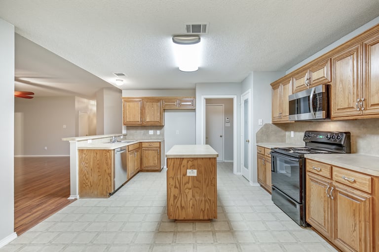Photo 3 of 29 - 517 Barbara Jean Ln, Burleson, TX 76028