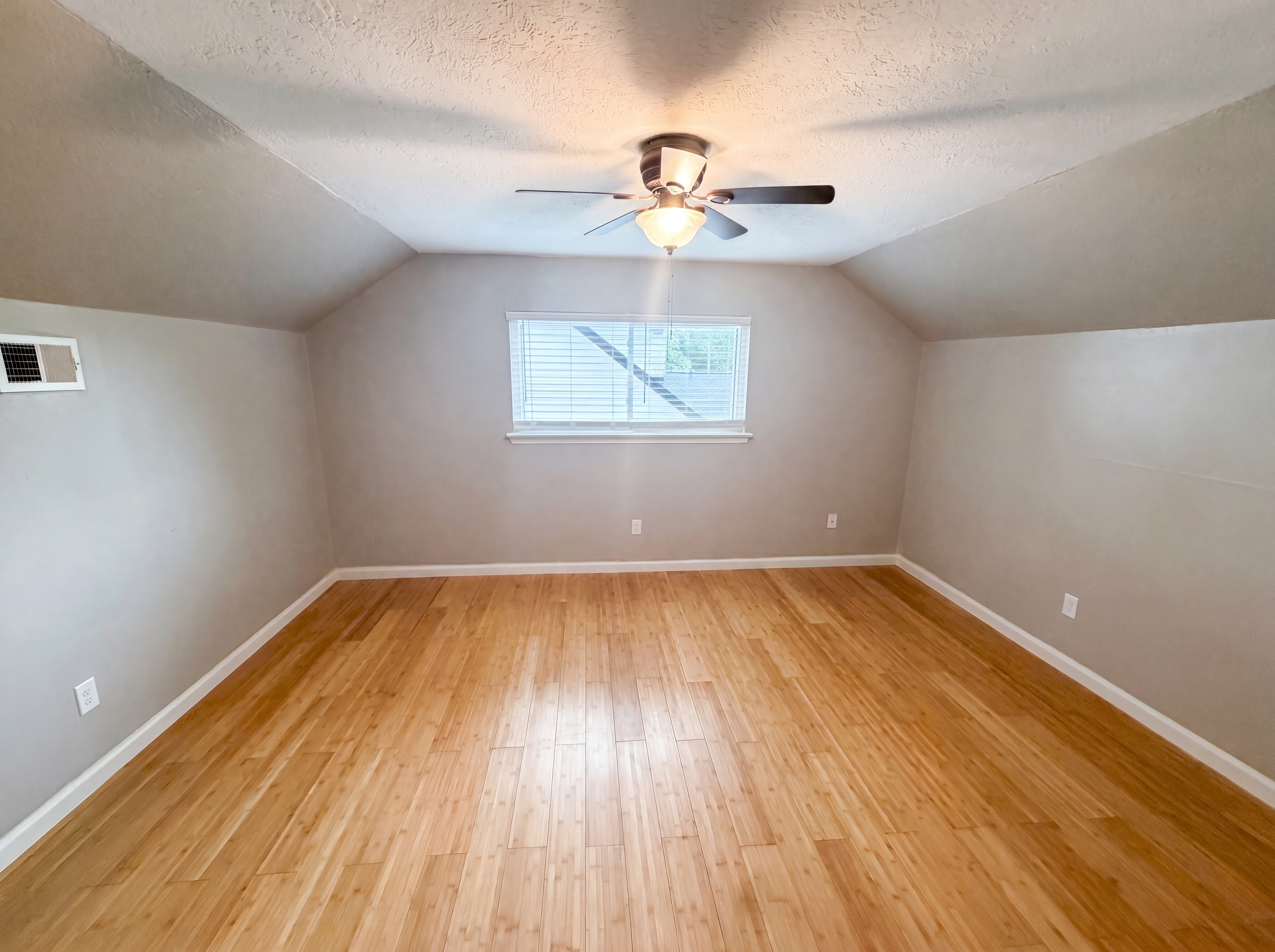 Photo 13 of 23 of 5116 E Bayou Dr, Dickinson, TX