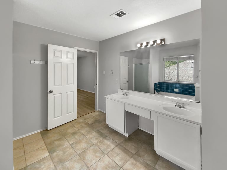 Photo 18 of 28 - 4803 Alta Loma Dr, Austin, TX 78749