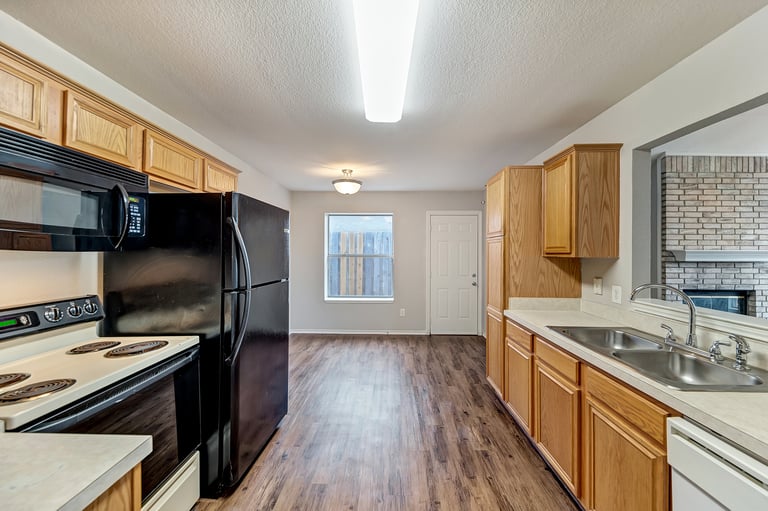 Photo 3 of 26 - 905 Sharp Dr, Cedar Hill, TX 75104