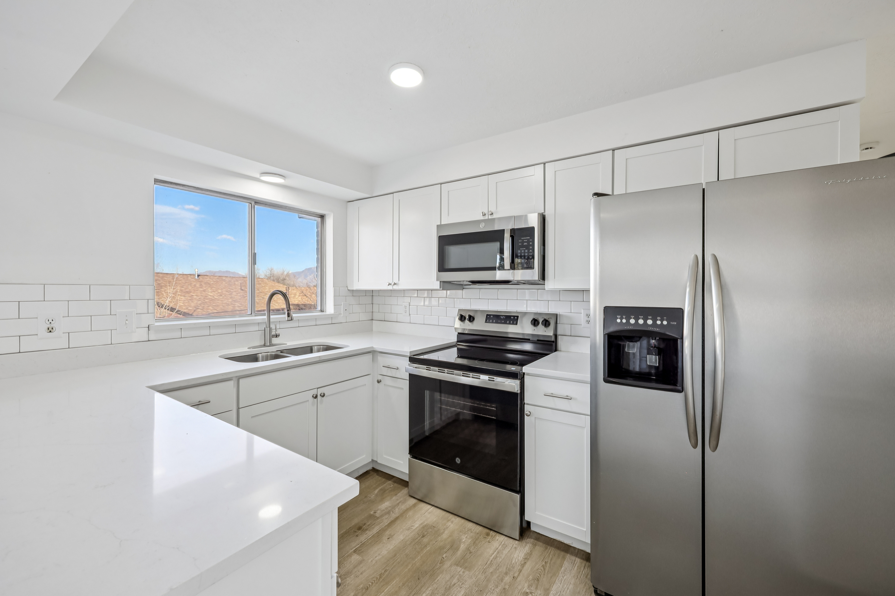 Photo 2 of 40 of 3020 W Rosa Vista Dr, Taylorsville, UT
