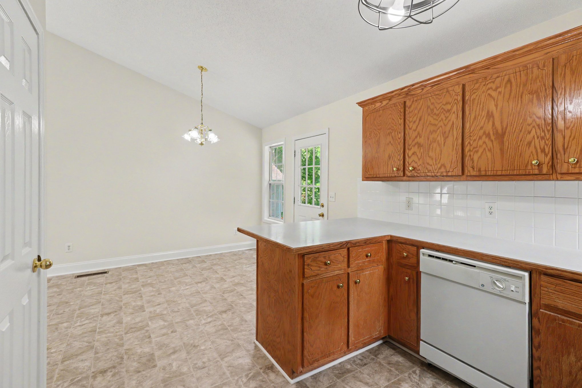 Photo 6 of 17 of 18 Broadlands Dr, White, GA
