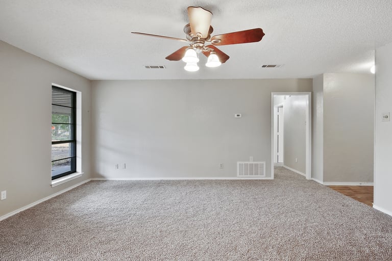 Photo 9 of 25 - 519 Easley St, Fort Worth, TX 76108