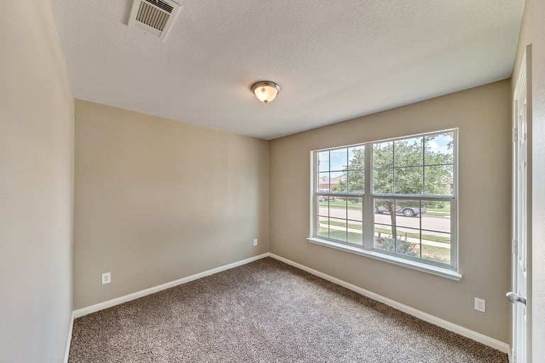 Photo 17 of 22 - 516 Noble Grove Ln, Fort Worth, TX 76140