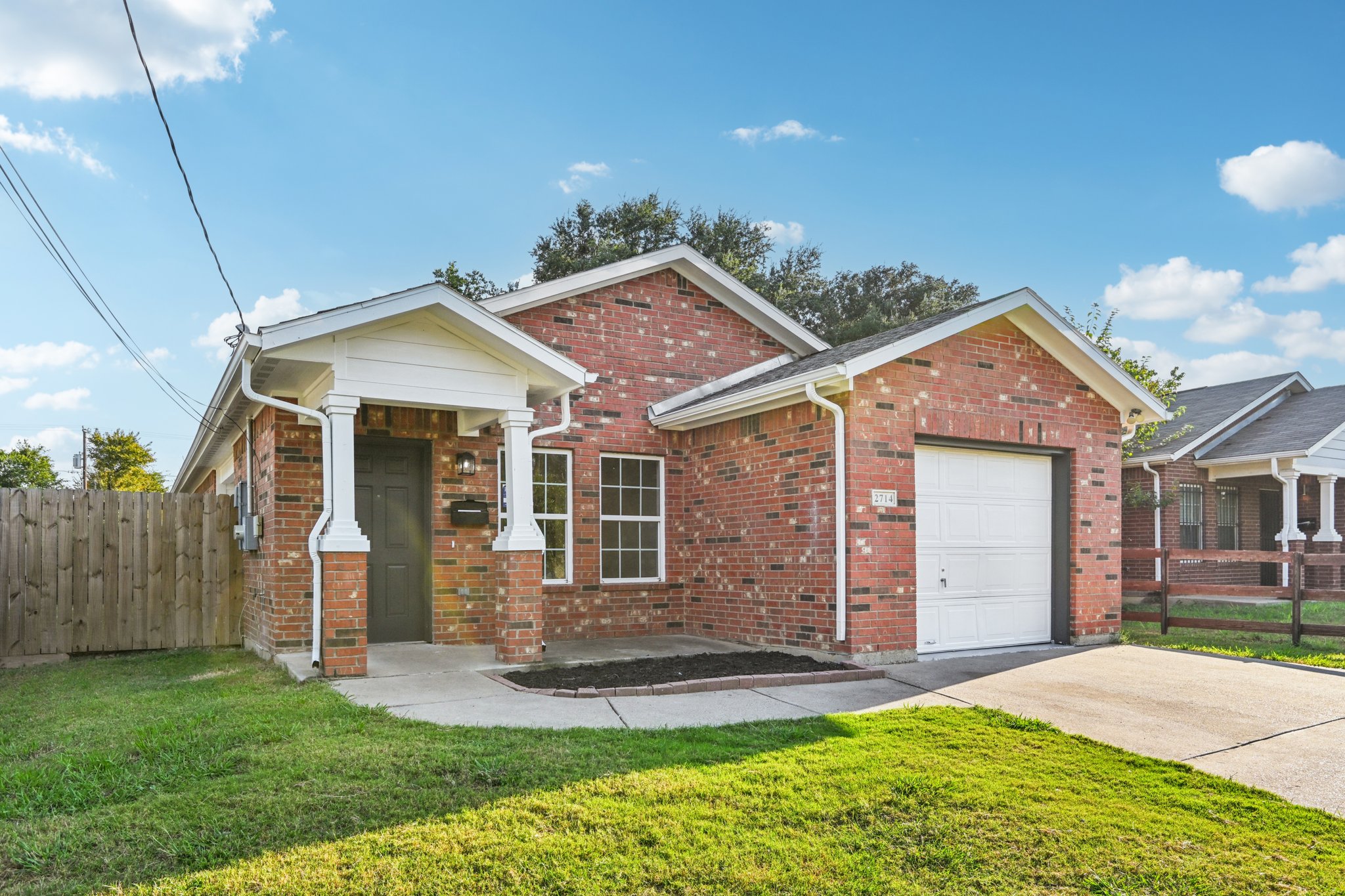 Photo 14 of 38 of 2714 Silkwood St, Dallas, TX