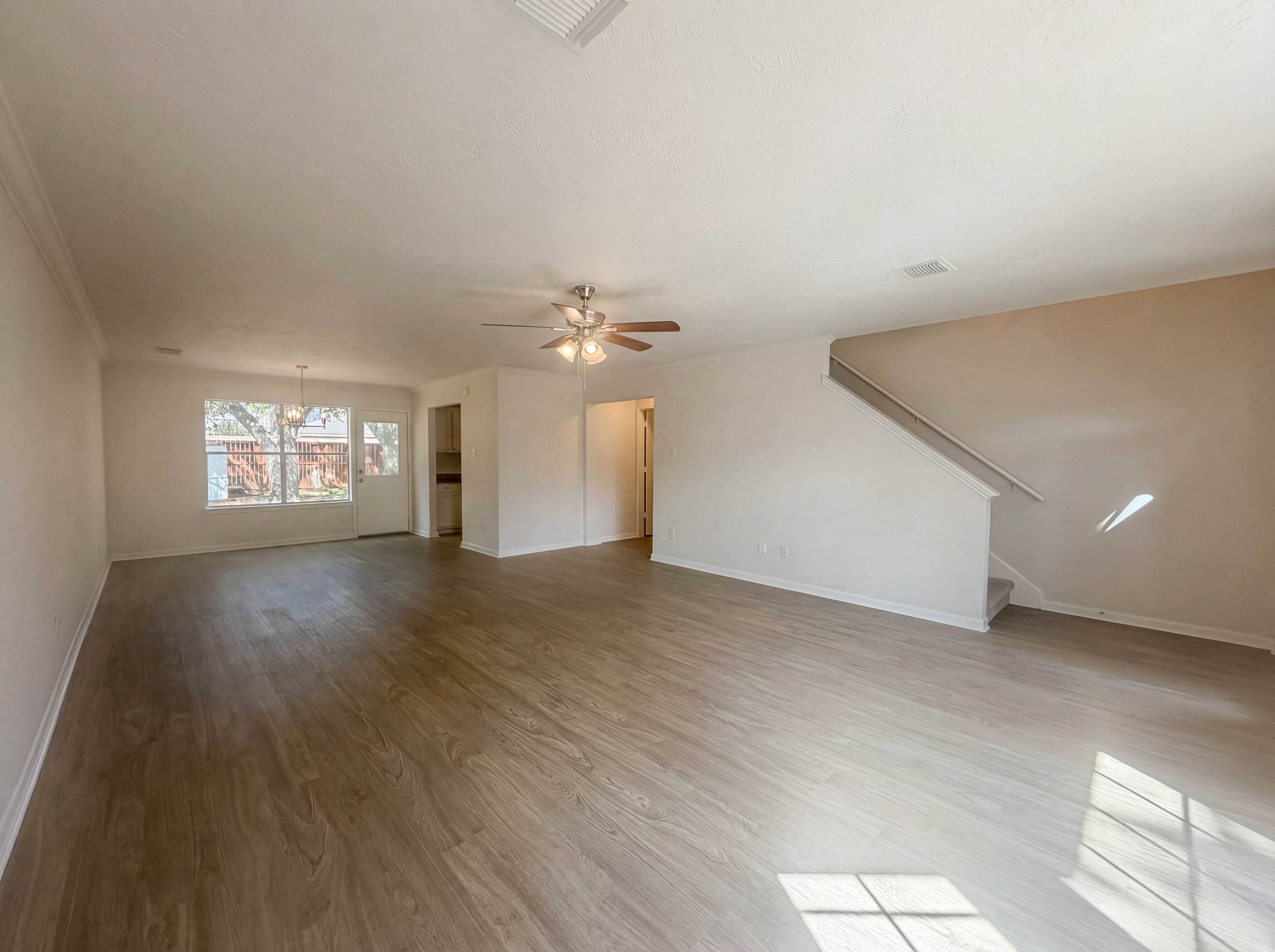Photo 6 of 22 of 6831 Stratford Park Dr, Houston, TX