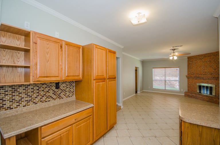 Photo 7 of 28 - 1628 Chapman St, Cedar Hill, TX 75104