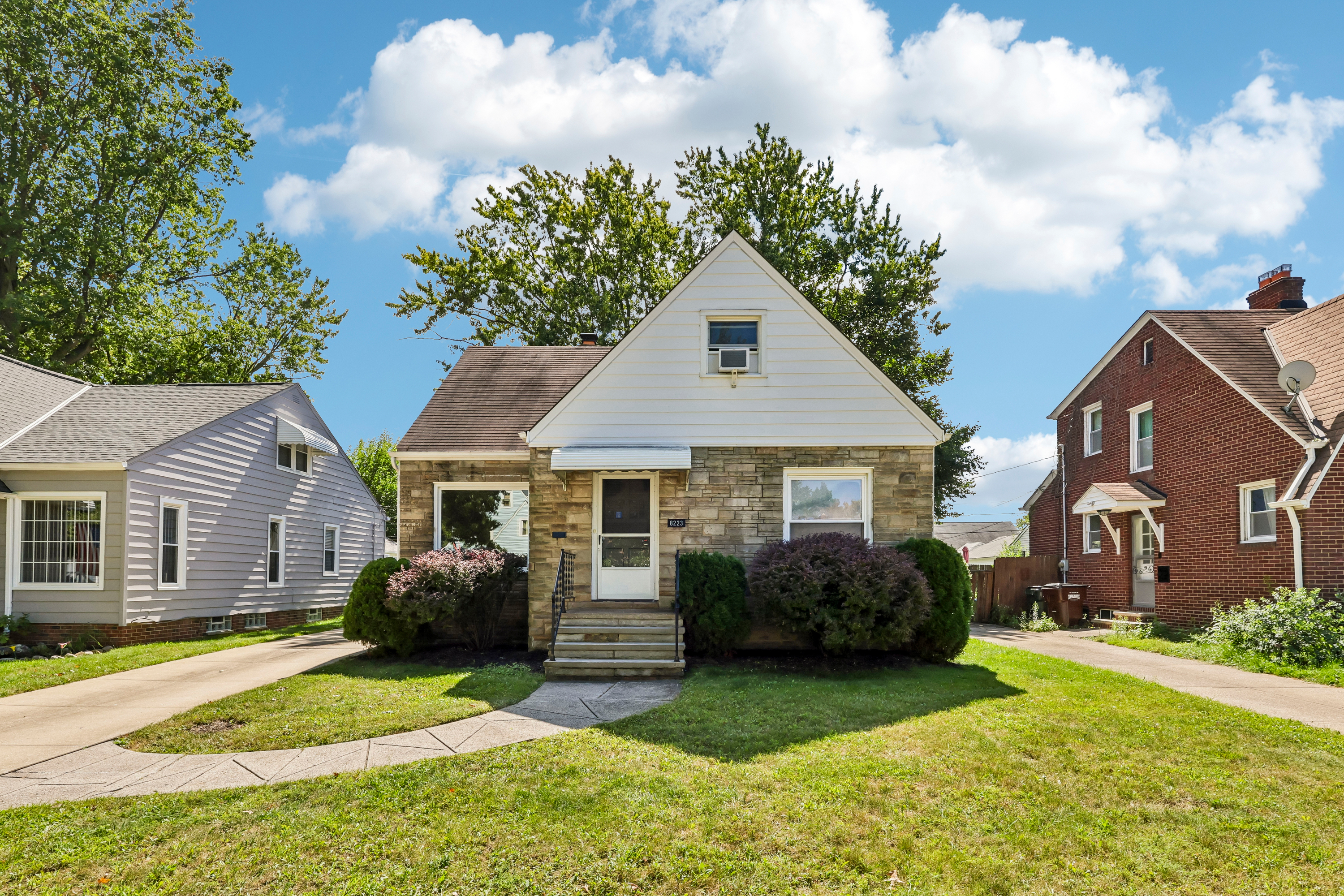 Photo 2 of 39 of 8223 Manorford Dr, Cleveland, OH