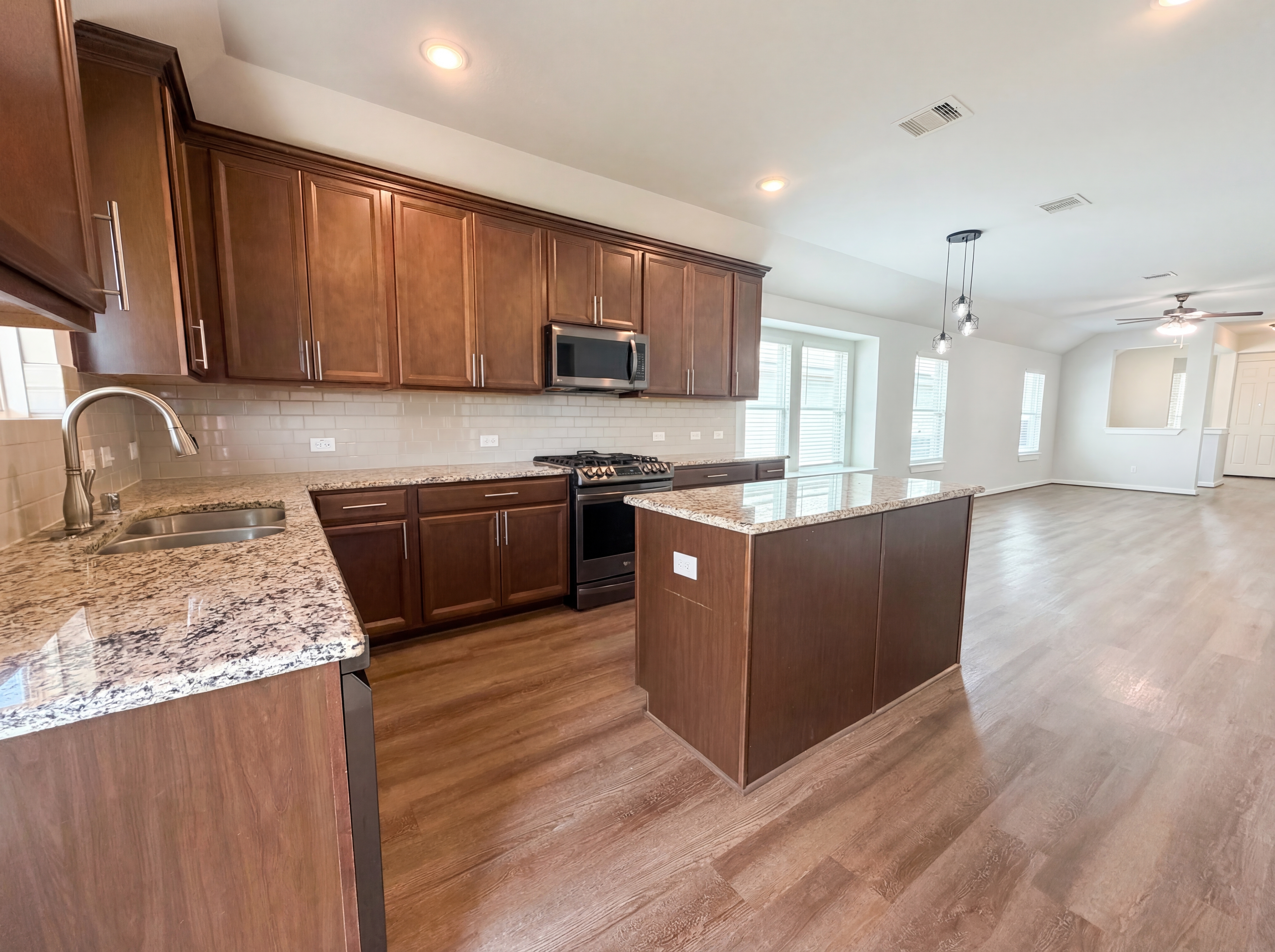 Photo 9 of 19 of 40839 Mostyn Hill Dr, Magnolia, TX
