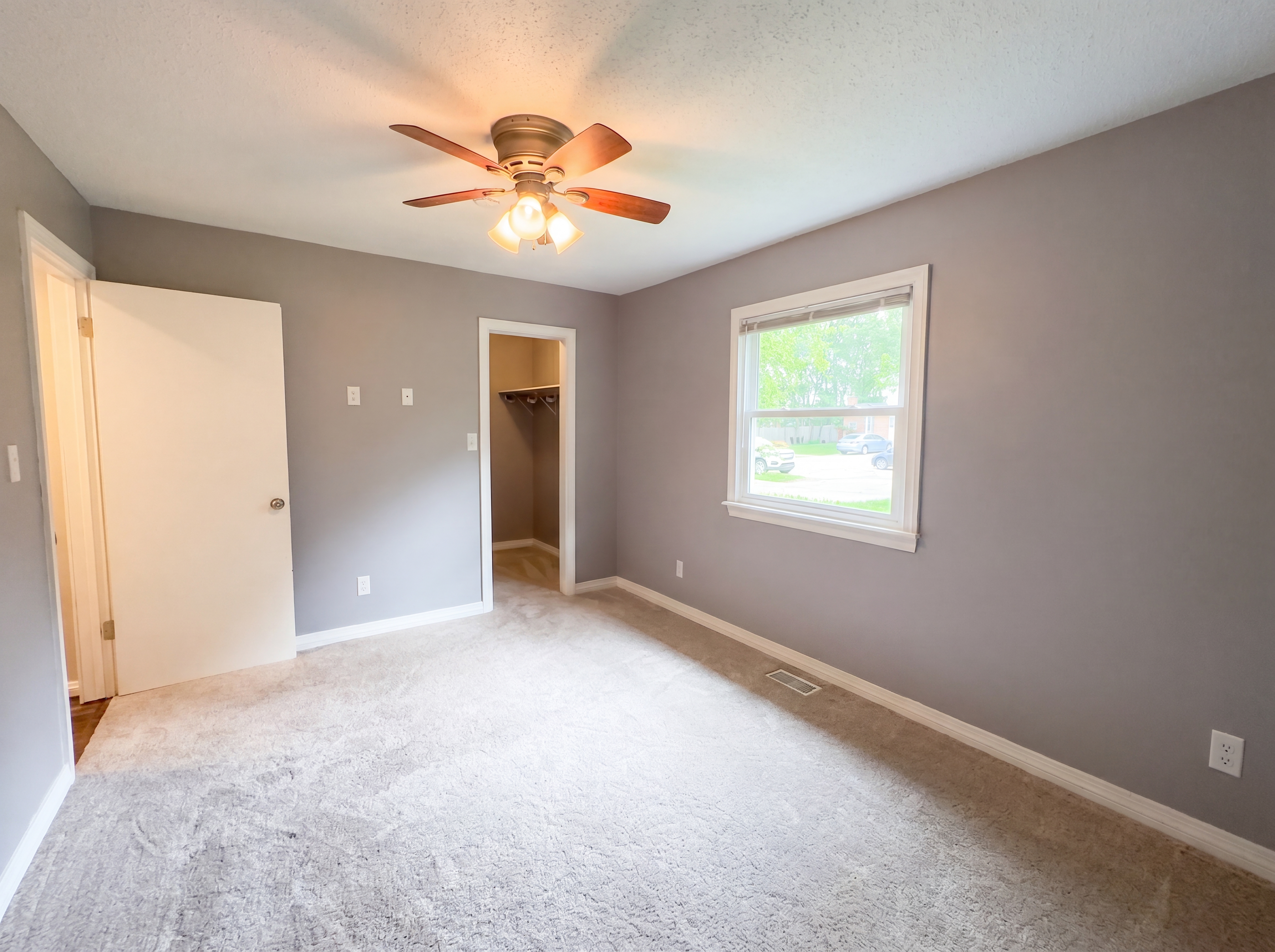 Photo 16 of 22 of 1901 Summit Dr, Urbana, IL