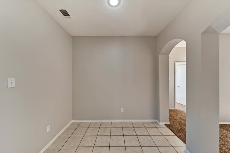Photo 8 of 31 - 9625 Brenden Dr, Fort Worth, TX 76108