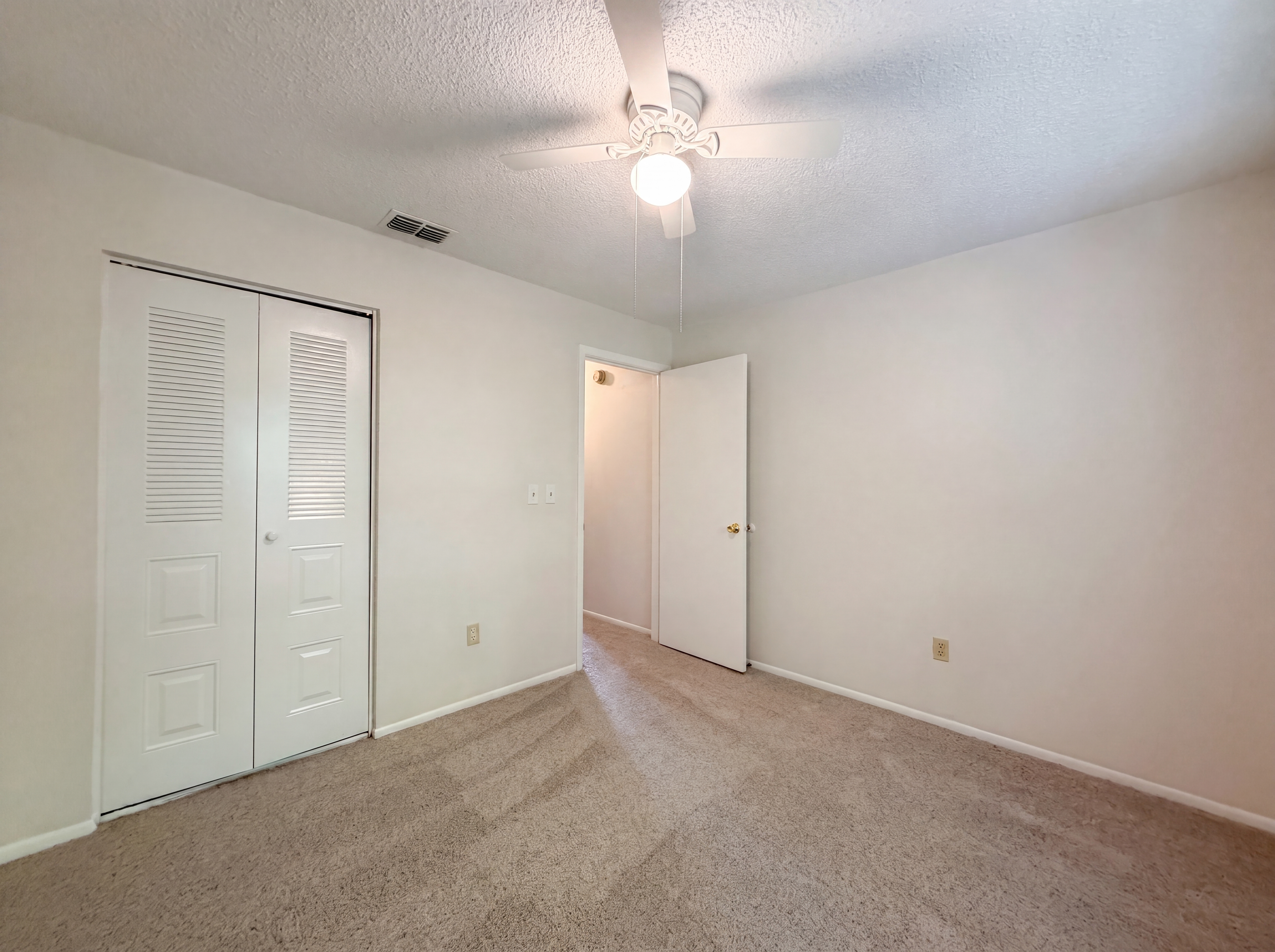 Photo 11 of 27 of 5720 Kneeland Ln, Tampa, FL